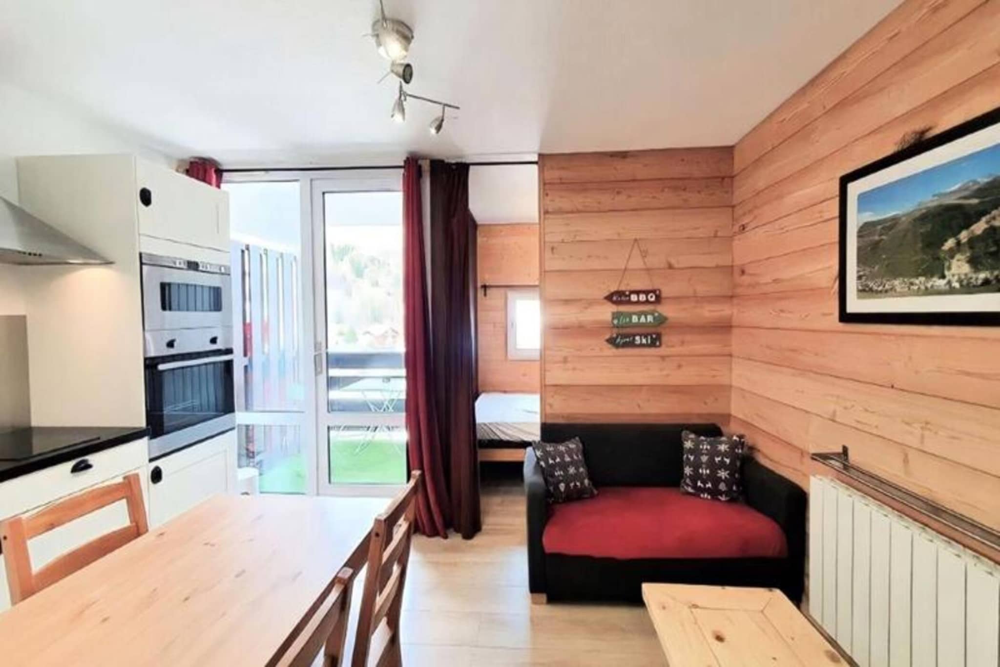 Boost your mountain vacation with this beautiful apartment, offering an ideal stay for up to 4 guests. The apartment features a cozy double bedroom and a separate sleeping area with a bunk bed, providing ample space for relaxation. The inviting living room, complete with a TV, offers a warm and friendly atmosphere perfect for unwinding after a day on the slopes. The apartment is pet-free, ensuring a comfortable environment for all guests.

Located just moments away from the ski lifts, this apartment offers easy access to the slopes for avid skiers and snowboarders. A free shuttle stop is right in front of the residence, adding extra convenience for getting around. The apartment also boasts a breathtaking panoramic view of the snow-capped peaks facing the Vallée Blanche, allowing you to enjoy the majestic mountain landscape right from your window. Nearby, you'll find cafes, restaurants, and markets to enhance your mountain experience.

The apartment is equipped with a modern, fully equipped kitchen that includes a dishwasher, fridge/freezer, oven, microwave, coffee machine, kettle, and raclette grill. Whether you're preparing meals or just enjoying a warm drink, you can savor your creations while taking in the stunning mountain views. A bathroom and separate toilet complete the apartment’s amenities, ensuring a comfortable and convenient stay. End-of-stay cleaning is included for your convenience.