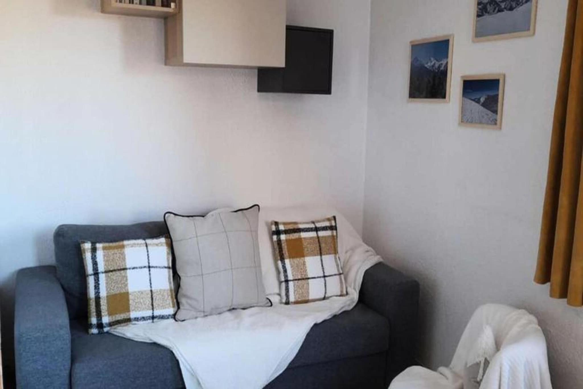
Boost your mountain vacation in this cozy 24 m² apartment, perfect for up to 4 guests. The apartment features a mountain corner with a bunk bed (2x90), a sleeping area with a double bed, and a living room with a convertible sofa. It offers a private ski locker and outdoor parking for your convenience. The property is pet-free, ensuring a comfortable and clean environment. With a combination of both sleeping and living spaces, this apartment is designed to make your stay as relaxing as possible.

Situated in a quiet area at the entrance to the resort, the apartment is just a 5-minute walk from the center of Les Deux Alpes. Enjoy ski-in/ski-out access to the Petite Aiguille chairlift, and it’s also close to the Vallée Blanche chairlift and Champamé's ESP departure. Whether you’re looking to explore the slopes or stroll to the town center for dining, shopping, and après-ski, this location has it all.

The apartment includes a fully equipped kitchen with a dishwasher, fridge with a freezer section, filter coffee maker, and all necessary kitchen utensils. A comfortable dining table is available for meals, and the living area opens to stunning views of Alpe D’Huez and the Vallée Blanche sector. The bathroom and separate toilet add to the apartment's functional layout, ensuring comfort throughout your stay. End-of-stay cleaning is included.