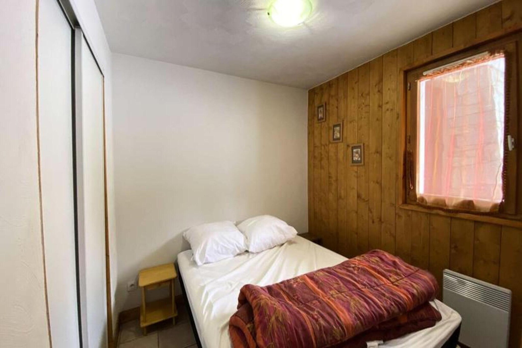Boost your mountain vacation in this charming 30 m² apartment, ideal for a family of 4. The apartment includes a cozy bedroom with a 140 cm double bed and a large closet, as well as a mountain corner with a 90 cm bunk bed. The living room is perfect for relaxation, with a sofa, TV, and a dining table for meals. The apartment features a bathroom with a shower, a separate toilet, and a private ski locker. Additionally, the apartment offers a private outdoor parking space, and pets are not allowed for a peaceful stay.

Conveniently located just 250 meters from the Vallée Blanche chairlift, this apartment offers easy access to the slopes. The surrounding area is filled with various cafes, restaurants, and shops, providing everything you need for an enjoyable vacation. The central location makes it a great base for exploring the resort and enjoying all the outdoor activities, from skiing in the winter to hiking in the summer.

The apartment is fully equipped with a kitchen, including a filter coffee maker, microwave, and dishwasher, allowing for easy meal preparation. The spacious living area opens onto a west-facing terrace with a view of the Vallée Blanche sector, perfect for enjoying the mountain air. End-of-stay cleaning is included, and additional services like bed linen and towels can be reserved.