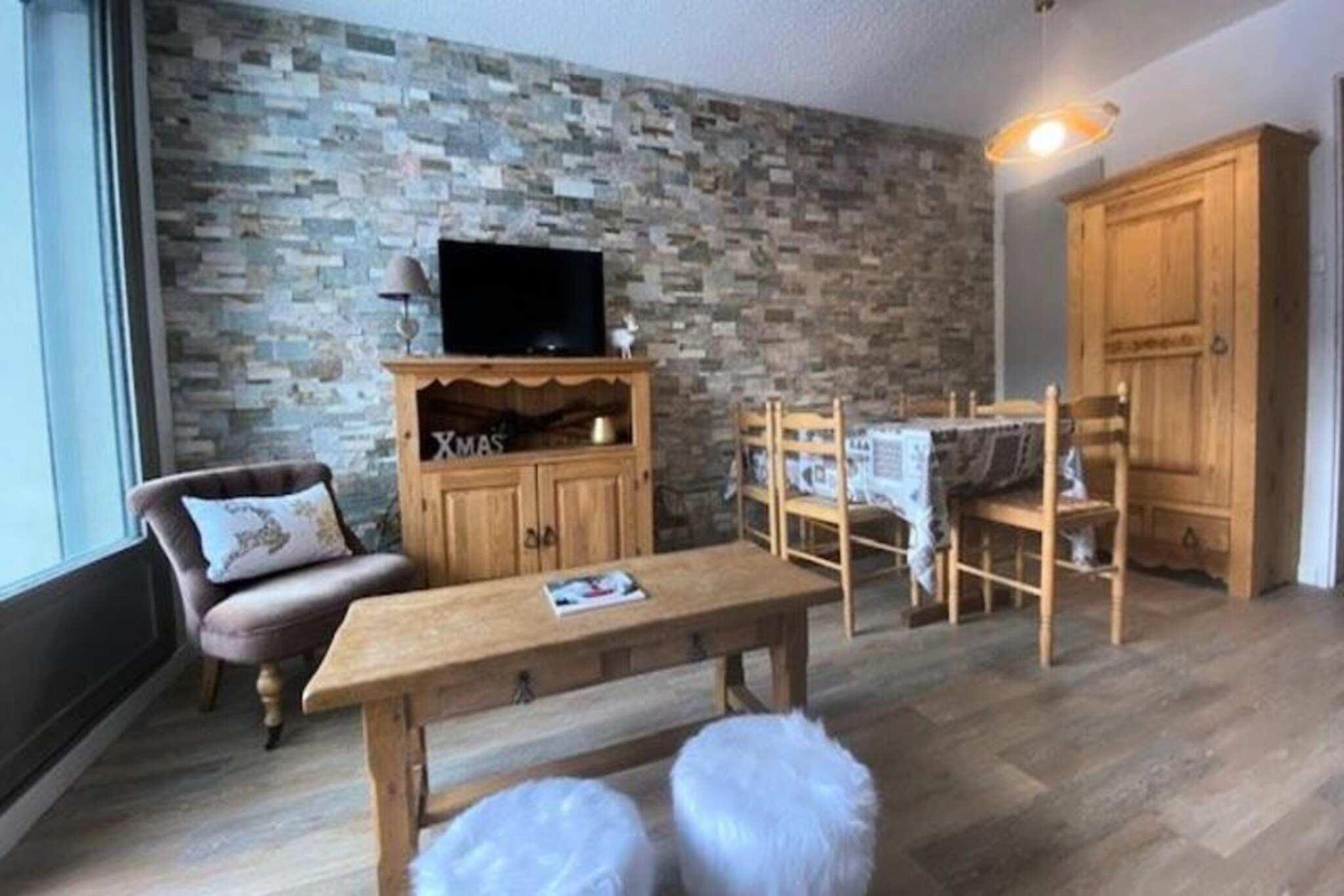 Immerse yourself in the heart of the resort with this renovated, spacious, and beautifully decorated studio, designed to accommodate up to 5 guests. Perfect for families or friends, the studio features a cozy sleeping area in the hallway with a bunk bed for 3 people, and a living room with a 160 cm convertible sofa, armchair, and mountain-style decor. A private south-facing balcony offers charming courtyard views, while a private ski locker and on-site parking space add convenience. Pets are not allowed, ensuring a serene and allergy-free environment.

The property enjoys a prime location, just 200m from the Jandri Express gondolas and the ski school, making it an ideal choice for ski enthusiasts. Shops and restaurants are only 100m away, providing easy access to dining and essentials. Whether you’re here for winter sports or summer adventures, the vibrant surroundings ensure an unforgettable stay with plenty of activities and amenities nearby.

The studio is thoughtfully equipped with a fully functional open kitchen, featuring modern appliances such as a coffee maker, kettle, microwave, toaster, and raclette grill for cozy evenings in. The dining area, complete with a table and seating for five, creates the perfect setting for shared meals. A modern bathroom with a shower and a separate toilet enhance comfort, and end-of-stay cleaning is included for a stress-free departure. Additional amenities like bed linen and towels can be reserved to make your stay even more enjoyable.