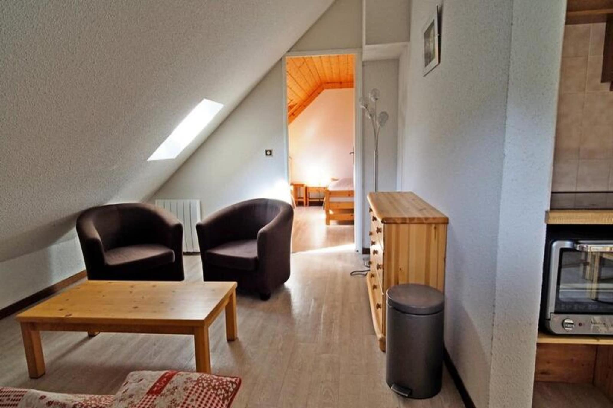 
Perched on the heights of the resort, this tastefully decorated and impeccably maintained holiday apartment is perfect for up to 6 guests seeking comfort and charm. The property features a cozy mountain corner with two bunk beds, a warm living room with a sofa bed, and a bright bedroom with two single beds and ample storage. A private covered parking space is available for your convenience, and the tranquil atmosphere ensures a peaceful getaway. Please note that pets are not allowed, maintaining a clean and allergy-free environment.

Located in a quiet residence, this apartment offers some of the most breathtaking, panoramic views in the area. The property is ideally situated for both relaxation and exploration, with nearby cafes, shops, and markets providing easy access to everything you need during your stay. Guests can also enjoy skiing, hiking, or cycling, with various trails and chairlifts just a short distance away, making this an excellent destination for outdoor enthusiasts.

Designed for comfort and practicality, the apartment includes a well-equipped kitchenette with all the essentials for preparing meals, a spacious dining area, and a modern bathroom with a separate toilet. A washing machine is also available, adding convenience for longer stays. End-of-stay cleaning is included, while bed linen and towels can be reserved upon request. This beautifully situated property is the ideal base for your mountain adventure.