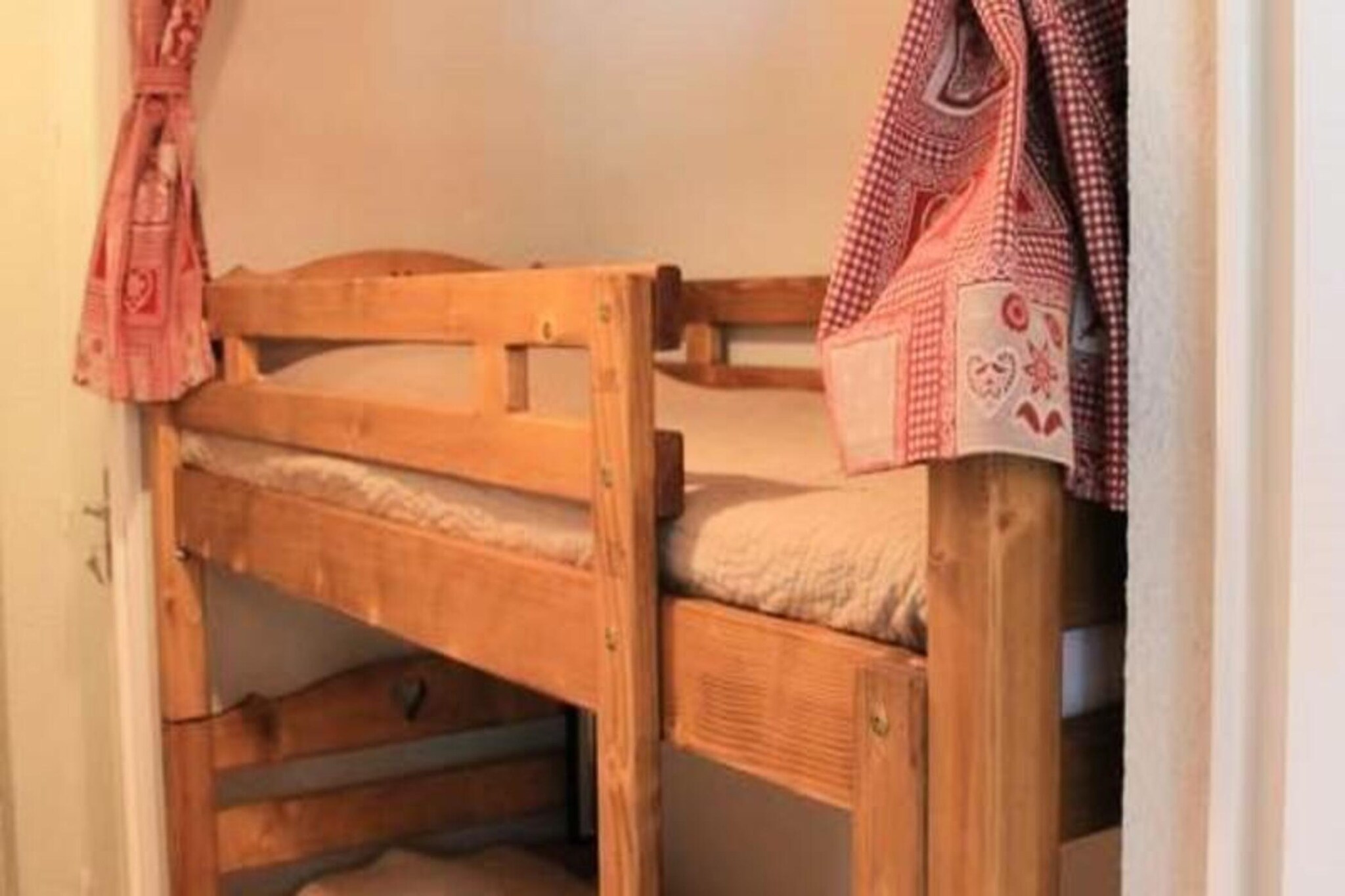 Elevator, Living room(TV, dining table), Kitchen(electric kettle, toaster, coffee machine, oven, microwave, dishwasher, fridge, dishes and cutlery), bedroom(bunk bed), bedroom(bunk bed), bedroom(single bed, single bed), bathroom(shower, washbasin), Parking, washing machine, heating, plancha grill