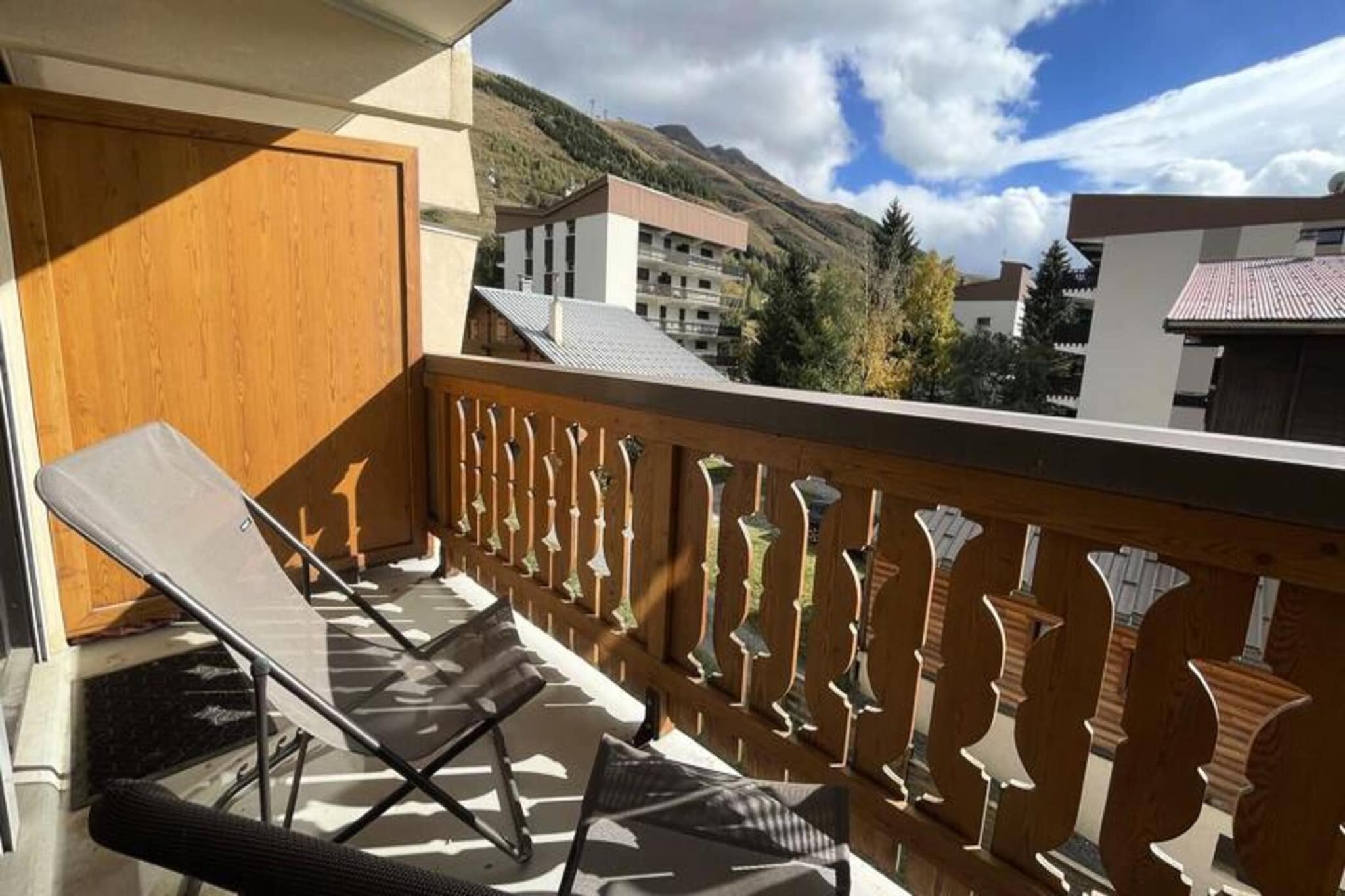 
Enjoy a delightful stay in this cozy and functional holiday apartment, ideal for up to 4 guests. The property features a comfortable living room with a sofa bed and a mountain corner equipped with a bunk bed, perfect for families or small groups. The living room opens onto a south-facing balcony, offering breathtaking views of the slopes and surrounding mountains. Guests will appreciate the convenience of a private ski locker, and the property is not pet-friendly, ensuring a tranquil and allergy-free environment.

Situated just 50m from local bakeries, shops, bars, and restaurants, this holiday apartment boasts a prime location. Winter sports enthusiasts will love the easy access to the slopes via the Belle Étoile chairlift, located nearby. In the warmer months, guests can explore the mini-golf course and nearby trails for hiking. Whether you're seeking outdoor adventures or a relaxing getaway, this property’s location ensures everything you need is within reach.

This holiday apartment is designed with comfort in mind, featuring a separate bathroom and toilet for added privacy. The living space provides a cozy lounge area, while essential services like end-of-stay cleaning are included for your convenience. Additional amenities such as bed linen and towels can be reserved upon request, ensuring a hassle-free experience.