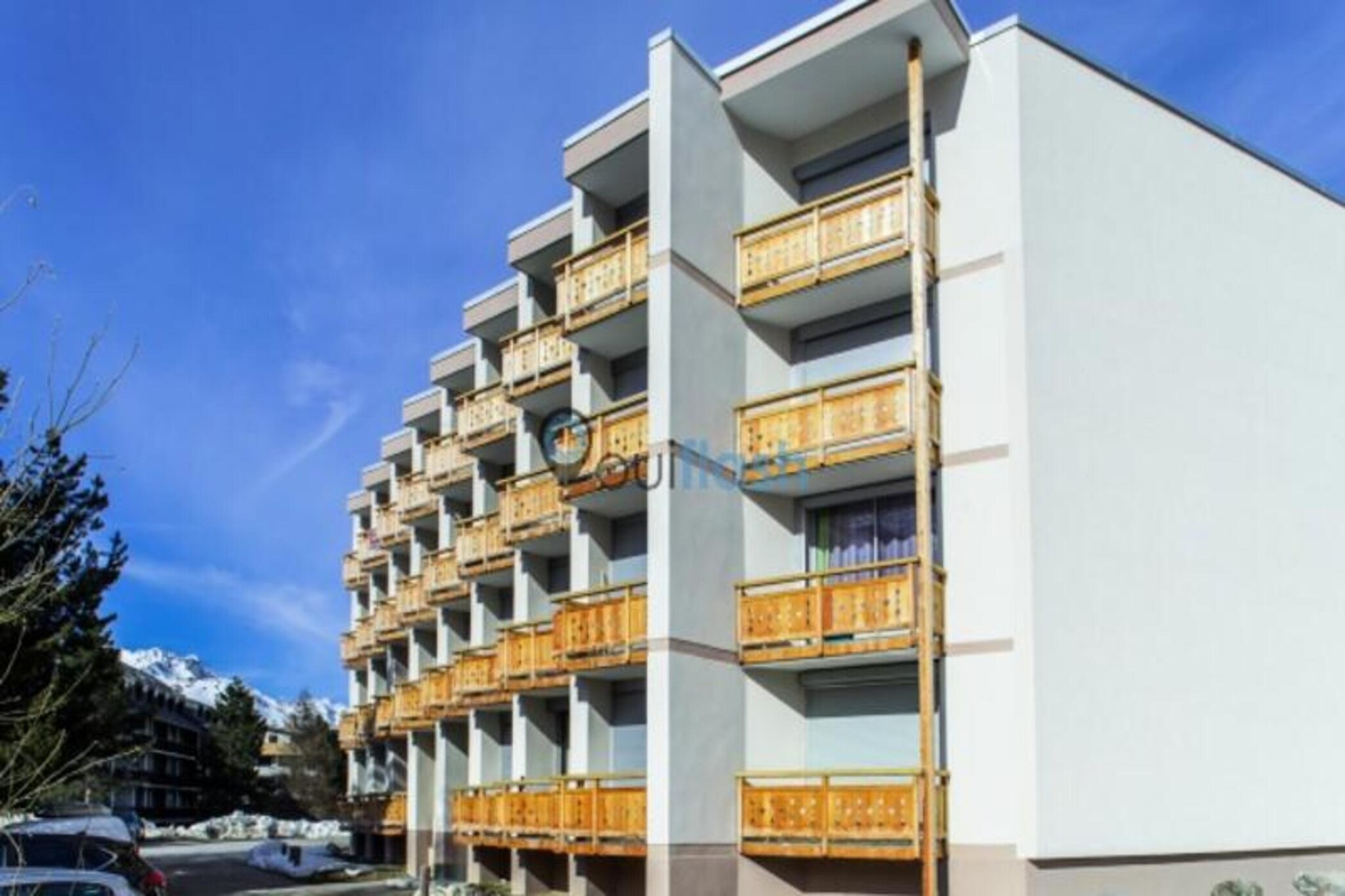 This 38m² studio apartment is perfect for families or small groups, accommodating up to 4 people. It features a living room with a BZ sofa that converts into a double bed, as well as a sleeping area with two double bunk beds (upper bunk not suitable for children under 6 years old). The apartment is located on the second floor of a residence with an elevator (accessible via stairs). The property is not pet-friendly. Guests can enjoy an east-facing balcony and a ski locker for convenience.

Situated at the foot of the slopes, the apartment is ideally located for winter sports enthusiasts. The ESF Champamé gathering is only 50 meters away, and the crèche/daycare is 400 meters from the residence. The Belle Etoile chairlift, providing direct access to the Crêtes beginner area, is nearby, and the Jandri Express is approximately 600 meters away for access to higher elevations and the glacier. In summer, the residence is perfectly positioned for cycling, hiking, and other activities at the bottom of the slopes, including tobogganing, mini-golf, and trampolines. The swimming pool and ice rink are located about 500 meters away, and local shops and a library are within walking distance.

The apartment features an open kitchen equipped with 2 ceramic hobs, a microwave, refrigerator, freezer, oven, coffee maker, kettle, toaster, raclette machine, and fondue set. The bathroom includes a shower, and the WC is separate. For added convenience, the property offers access to the building's collective parking lot, although space is not guaranteed. Additional amenities include an electric roller shutter for comfort.