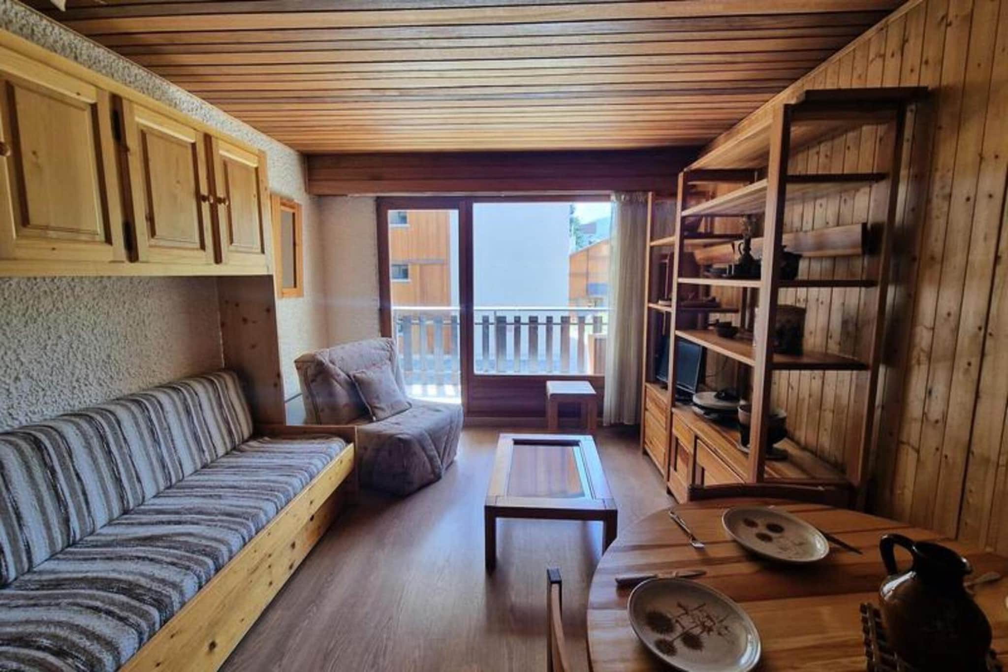This cozy 25m² apartment, located on the 1st floor of a residence with an elevator, comfortably accommodates up to four guests. It features a south-facing balcony with lovely views, a living room with a sofa bed, television, and dining area. The kitchen is equipped with four electric hotplates, a refrigerator, mini-oven, coffee maker, and donut maker. The sleeping area, separated by a door, includes two single bunk beds (upper berth not recommended for children under six). The apartment is ideally located at the foot of the slopes. Pets are not allowed.

The property is perfectly positioned, just 50m from the ESF Champamé gathering point, 200m from a crèche/daycare, and 500m from the Jandri Express for glacier access. In summer, enjoy cycling, hiking, tobogganing, mini-golf, trampolines, and a nearby library. Shops and cafes are also close by, making it easy to explore the area.

Additional amenities include a shower room with a bathtub, separate WC, ski locker, and covered parking. Manual roller shutters add extra comfort. Bed linen, towels, household linen, WiFi, and end-of-stay cleaning are not included but can be reserved in advance. The apartment offers a quiet and convenient retreat for a relaxing stay.