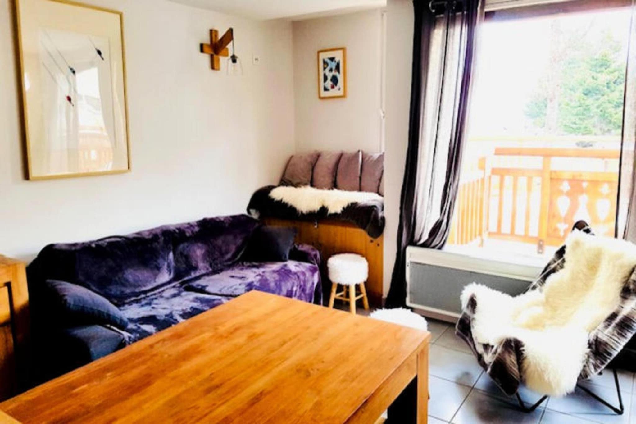 This charming 34m² apartment, located on the ground floor of a residence with an elevator, comfortably accommodates up to four guests. The living room is equipped with a sofa bed, television, and a dining area, providing a cozy space for relaxation. The apartment includes a cabin room with a double bed (140x190) and a mountain corner with two single bunk beds, with the upper berth not recommended for children under six. Pets are not allowed, ensuring a peaceful environment for all guests.

The apartment is ideally located in the heart of the resort, just 100 meters from shops and 200 meters from the foot of the slopes. The Belle Etoile chairlift is 200 meters away, while the Jandri Express is 400 meters from the property. For families, the ESF gatherings and crèche are within 400 meters, making it a great choice for ski holidays. In addition, the area offers a swimming pool, ice rink, library, and in the summer, activities like tobogganing, deval karting, and mini golf.

The apartment is equipped with a fully functional kitchen, including four induction hobs, a microwave, refrigerator, dishwasher, oven, and coffee maker. The bathroom includes a shower, with a separate WC for added convenience. A ski locker is available for storing equipment, and guests can access the building's collective parking lot, though space is not guaranteed. Bed linen, towels, household linen, WiFi, and end-of-stay cleaning are not included but can be reserved in advance.