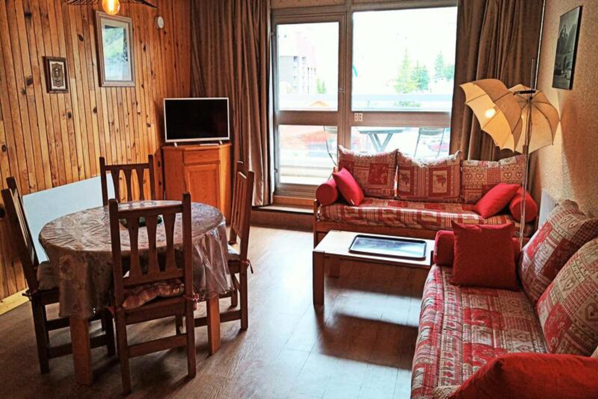 This charming 32m² studio apartment accommodates up to 4 people and is located on the first floor of a residence with an elevator. The apartment offers a comfortable living space, featuring a pull-out sofa (with two single beds) and a sleeping area with two single bunk beds. Pets are allowed for an additional fee, ensuring your furry friends can join the stay. The studio is perfect for families or small groups seeking a cozy, functional retreat in the heart of the resort.

Conveniently located just 100 meters from the Jandri Express cable car and close to a variety of attractions, this property is ideally placed for easy access to everything the resort has to offer. Shops, the ice rink, swimming pool, and ski schools are all within walking distance. The crèche and daycare facilities are approximately 200 meters away, making it a great choice for families with young children. The central location also provides proximity to cafes and markets, allowing guests to explore local flavors and amenities.

The studio comes equipped with a well-designed kitchen, including a ceramic hob, microwave, refrigerator, dishwasher, oven, coffee maker, kettle, toaster, and raclette machine. The bathroom is fitted with a bathtub, while a separate WC ensures additional privacy and convenience. A ski locker is provided for storage, and bed linen, towels, household linen, and end-of-stay cleaning can be reserved in advance.