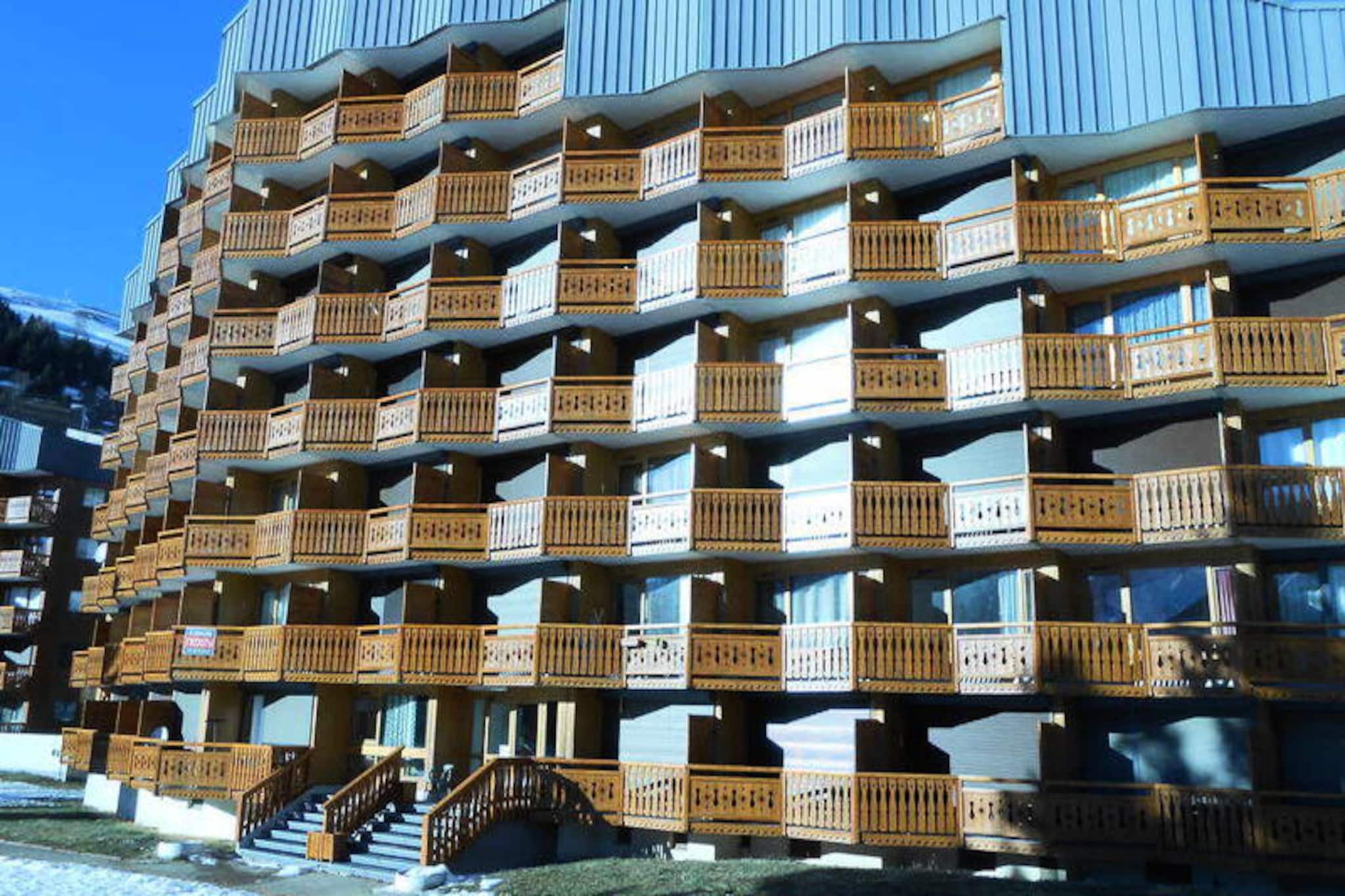 
Located in the heart of the resort, this charming 40m² apartment on the 5th floor is perfectly suited for a family or group of friends. Positioned at the foot of the slopes and the Jandri Express cable car, it provides direct access to the glacier. The residence is within walking distance of shops, the swimming pool, ice rink, library, and ski schools, making it an ideal base for both winter sports and summer hiking adventures.

The south-facing balcony offers stunning views of the mountains and slopes. Inside, the living room features a comfortable sofa that converts into two single pull-out beds, a dining area, and a television, all set on a parquet floor. The bedroom includes a double bed, and a sleeping area in the hallway has two single bunk beds (upper berth not recommended for children under six). The open-plan kitchen is well-equipped with three ceramic hobs, a microwave, refrigerator, dishwasher, coffee maker, kettle, toaster, and a raclette grill for cozy meals.

The apartment includes a bathroom with a bathtub and a separate WC for convenience. Guests have access to a ski locker and the building's collective parking lot, though spaces are not guaranteed. Pets are not allowed on the property. Essential services like bed linen, towels, and end-of-stay cleaning can be reserved separately.
