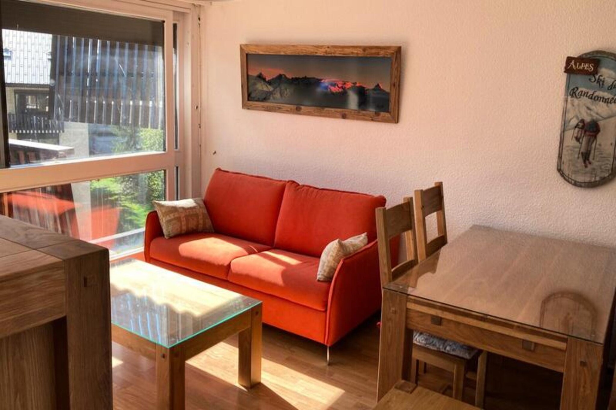 This well-maintained 45m² apartment on the 4th floor offers an ideal location near the slopes, chairlift, and shops, making it a perfect choice for skiing enthusiasts. It’s situated in the Devil sector, close to everything you need for a winter holiday.
The west-facing balcony offers views of the surrounding mountains. Inside, the living room includes a sofa that converts into a double bed, a dining area, and a television. The bedroom offers a double bed, while the hallway features two single bunk beds (upper berth not recommended for children under six). The kitchen is equipped with four electric hobs, a microwave, fridge, dishwasher, and oven.
The bathroom has a bathtub, and there is a separate WC for added convenience. The apartment also features a ski locker and washing machine. Guests have access to collective parking (space not guaranteed). Pets are not allowed. Linen and cleaning services can be arranged for an additional fee.