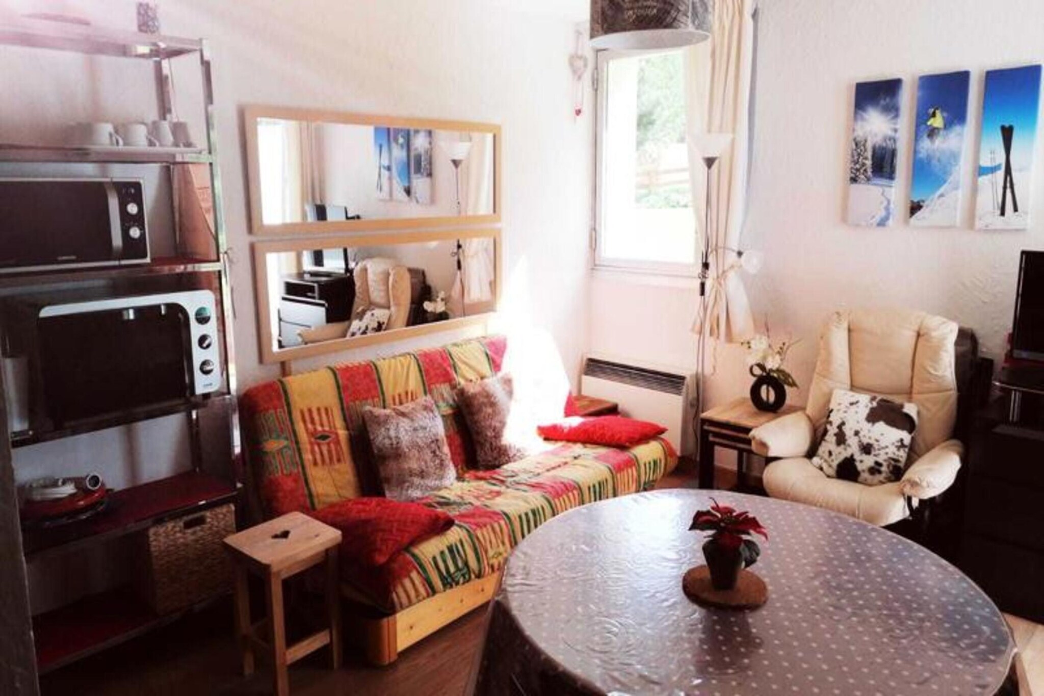 This 30m² apartment is located on the ground floor of a residence with an elevator and can accommodate up to 4 people. The south/east-facing balcony offers scenic views of the slopes. The living room includes a television, sofa, and dining area with parquet flooring, creating a cozy space for relaxation. The property is pet-free, and a ski locker is provided for convenience.

The residence is ideally located at the foot of the slopes, just 200m from the Jandri Express, which offers direct access to the glacier in both winter and summer. Ski-in access is also possible. Guests can enjoy nearby attractions, including shops, the cinema, and a ski school meeting point. The central sector of the resort makes it easy to explore the surrounding area, with cafes and markets also within reach.

The apartment features an open kitchen, equipped with 2 ceramic hobs, a refrigerator, dishwasher, microwave, coffee maker, kettle, toaster, and raclette grill. The double bedroom offers a 140x190 bed, while the living room has a 130x190 sofa bed. The shower room, with a shower and WC, is located within the double bedroom. Heating is available, and services such as bed linen, towels, Wi-Fi, and end-of-stay cleaning can be reserved.