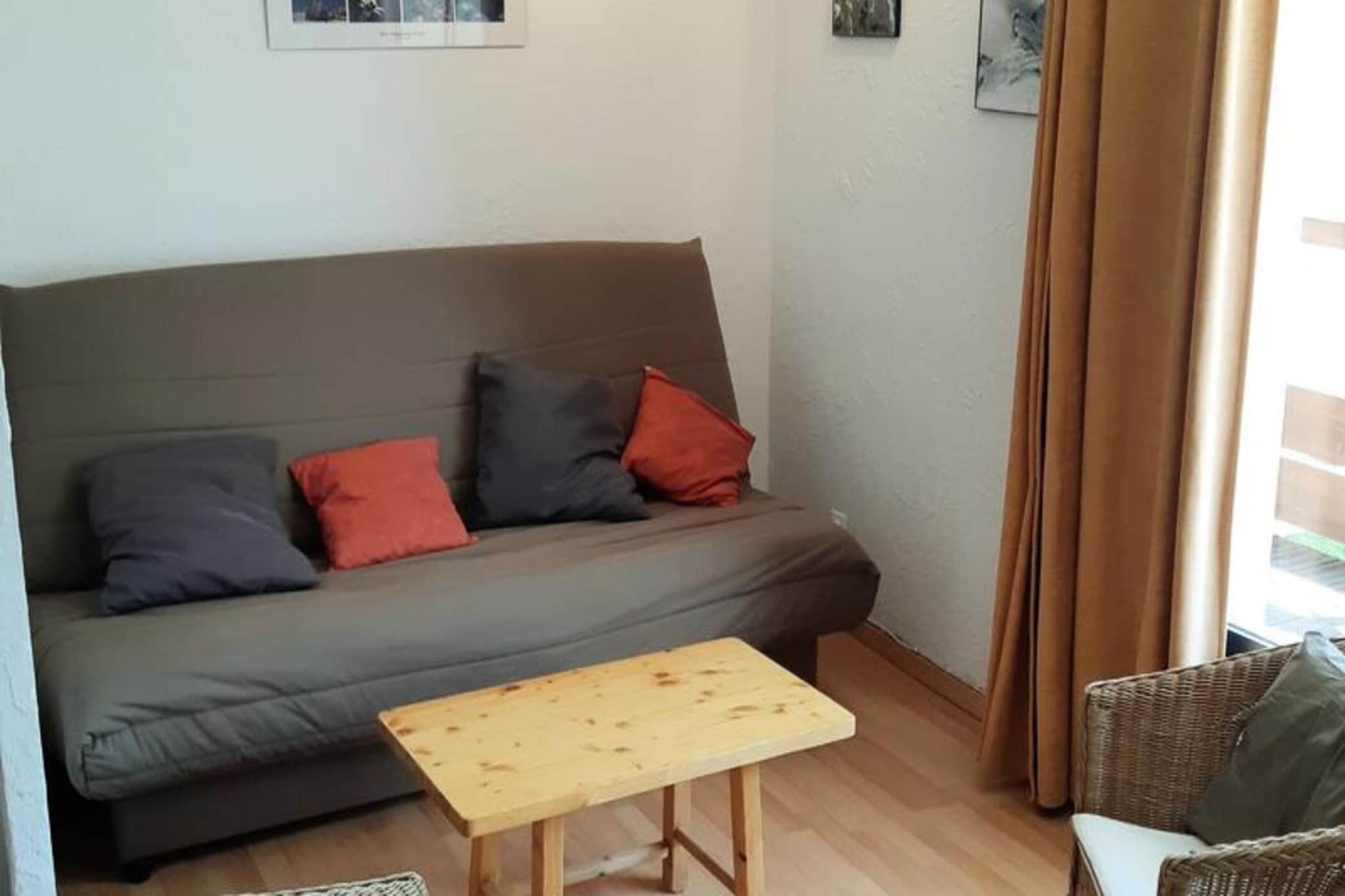 This 30m² studio, located on the 2nd floor of a residence with an elevator, accommodates up to 4 people. The south-facing balcony provides a stunning view of the slopes, perfect for enjoying the surrounding scenery. The living room includes a television, sofa, and dining area with a parquet floor, creating a comfortable environment. The property is pet-free and features a ski locker for convenience.

The residence is ideally located at the foot of the slopes, 200m from the Jandri Express, which provides direct access to the glacier in both winter and summer. Ski-in access is available. Guests will find shops, a cinema, and a ski school meeting point close by. The central location offers easy access to cafes, markets, and other resort amenities.

The apartment features an open kitchen with an electric gas stove, oven, 4 ceramic hobs, microwave, refrigerator, dishwasher, coffee maker, kettle, toaster, and washing machine. The sleeping area includes 2 single bunk beds (80x190), with the upper berth not recommended for children under 6. The living room offers a 130x190 sofa bed. The bathroom has a bathtub, and a separate WC is available. Heating is provided, and additional services like bed linen, towels, and Wi-Fi can be reserved.
