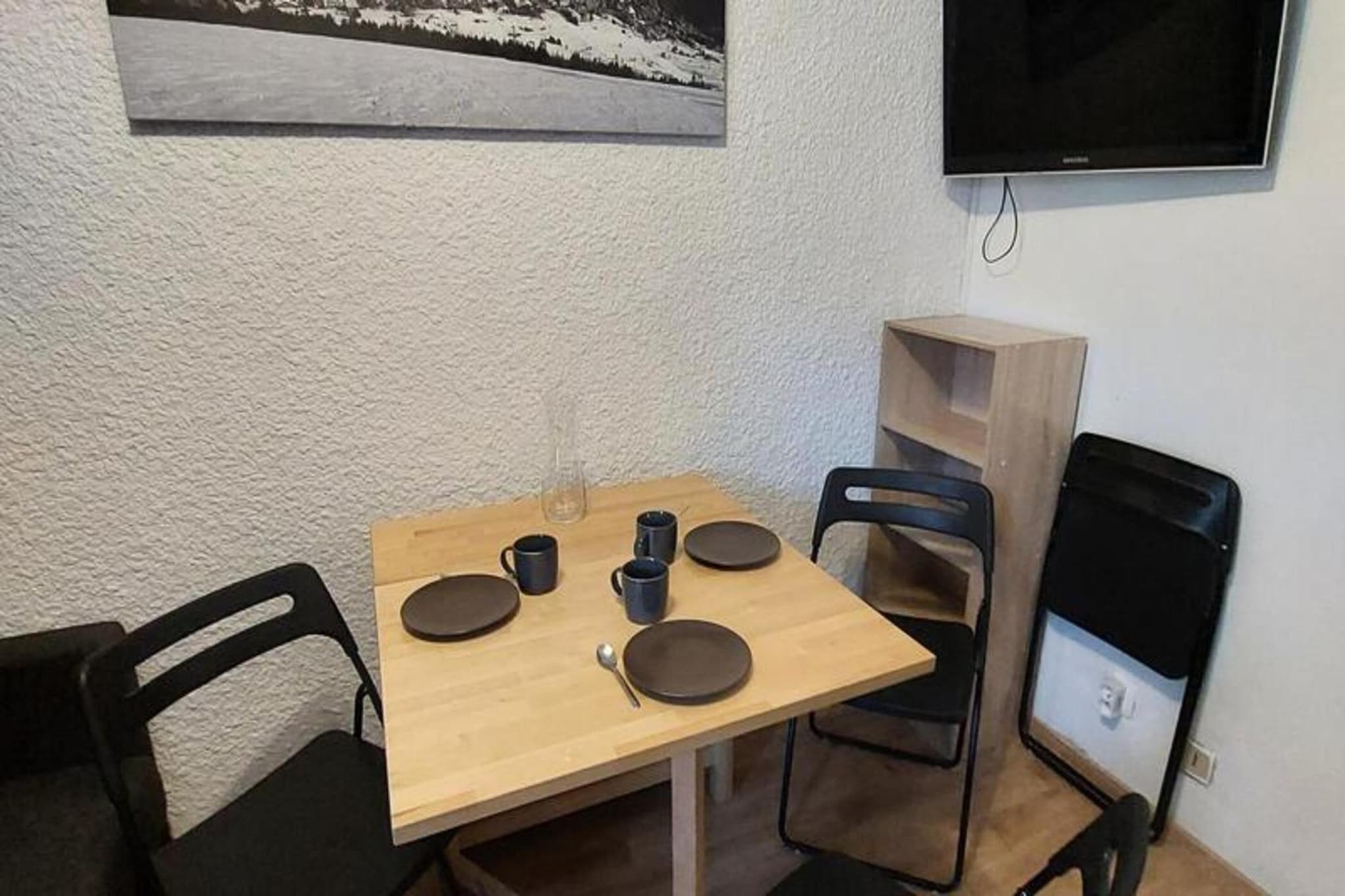 This 32m² studio is located on the 2nd floor of a residence with an elevator, accommodating up to 4 people. It features a south-facing balcony overlooking the condominium gardens. The living room includes a television, sofa, and dining area, with a parquet floor adding warmth to the space. The property allows pets for an additional fee, and offers a ski locker for convenience.

The residence is ideally located at the foot of the slopes, with easy access to the Vallée Blanche access trail leading to the Petite Aiguille chairlift. The center of the resort is just 900m away, with a free shuttle available nearby. In the summer, guests can enjoy the small plan with an equipped beach and lake, providing a perfect spot for relaxation and activities.

The semi-open kitchen includes 2 ceramic hobs, an oven, refrigerator, dishwasher, coffee maker, kettle, toaster, raclette machine, and fondue set. The sleeping area has 2 single bunk beds (90x190), with the upper berth not recommended for children under 6. The living room features a pull-out sofa that can be converted into 2 single beds (80x190). The bathroom has an Italian shower, and there is a separate WC. Heating is provided, and additional services like bed linen, towels, and Wi-Fi can be reserved.