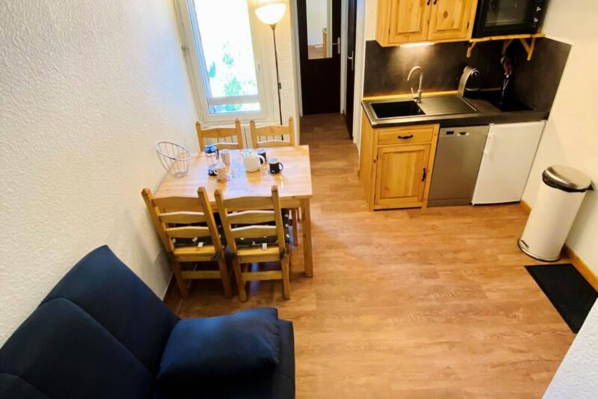 This 26m² apartment for 4 people is located on the 6th floor of a residence with an elevator. It features a living room with a sofa bed, television, and dining area. The bedroom offers 2 double bunk beds, with the upper berths not recommended for children under 6 years old. The apartment does not have a balcony, and it faces north/east, providing a serene atmosphere.

The property is ideally located at the foot of the slopes, just 200m from the Jandri Express cable car, offering direct access to the glacier year-round. Shops, the cinema, and ski school meeting points are within walking distance, making this apartment an ideal base for ski enthusiasts. Ski-in access is possible, ensuring easy return to the residence after a day on the slopes.

The apartment features an open-plan kitchen with 2 induction hobs, a refrigerator, dishwasher, mini-oven, Nespresso coffee maker, kettle, toaster, and raclette grill. The bathroom includes a shower and WC. Additional amenities include a ski locker, electric roller shutters, and access to the building's collective parking lot (space not guaranteed). Pets are not allowed.