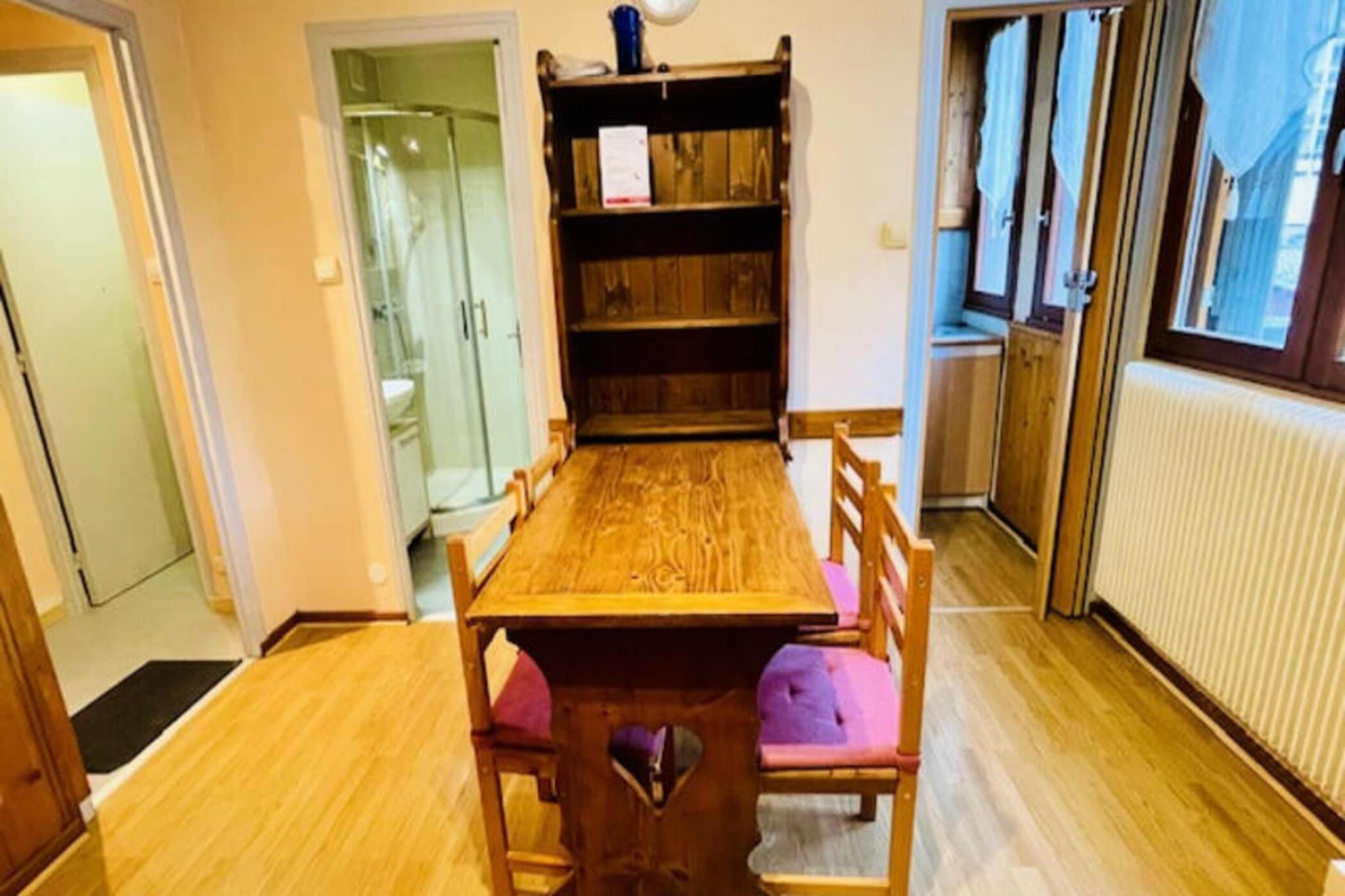 This cozy 20m² studio, located on the 2nd floor of a residence, can accommodate up to 2 people. The living space includes a sofa bed (double bed) and a single mezzanine bed (upper berth not recommended for children under 6). The apartment is North-facing and has a parquet floor, creating a warm atmosphere. Pets are not allowed, ensuring a peaceful environment for all guests.

Situated just 100m from the slopes and the Jandri Express gondola, this apartment offers immediate access to the glacier and skiing activities. In the heart of the resort, you'll find various shops, cafes, and ski schools, with hiking trails nearby for year-round enjoyment. The central location provides convenience for everything you need during your stay.

The apartment comes with a well-equipped kitchenette, featuring 2 ceramic hobs, a microwave, refrigerator, coffee maker, and raclette grill. The bathroom includes a shower, with a separate WC for added privacy. A ski locker is available, and access to the building’s collective parking lot is provided, though parking spaces are not guaranteed.