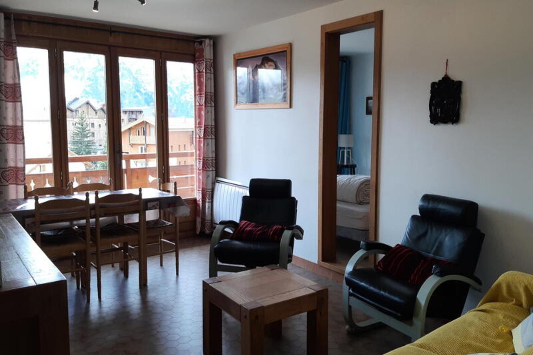 This 50m² apartment can comfortably accommodate 6 people and is located on the 4th floor of a residence with an elevator. The apartment features a living room with a television, sofa, and dining area, along with tiled floors and parquet floors in the bedrooms. It is ideal for families or groups and is pet-free, ensuring a relaxing stay.

The residence is ideally located at the foot of the slopes, with an arrival on skis possible. It is only 200 meters from the Diable detachable chairlift, offering quick access to the Crêtes sector. The Jandri Express is just 400 meters away, and the beginner-friendly Viking zone is nearby, perfect for ski school meetings. Shops, a cinema, and a ski school gathering are within walking distance, making this apartment an excellent choice for ski enthusiasts and holidaymakers alike.

The apartment offers a fully equipped kitchen with 4 electric hotplates, a microwave, refrigerator, freezer, dishwasher, oven, coffee maker, kettle, and toaster. The bathroom features a shower and a separate WC. Additional amenities include a ski locker, washing machine, and electric roller shutters, along with Wi-Fi for convenience.