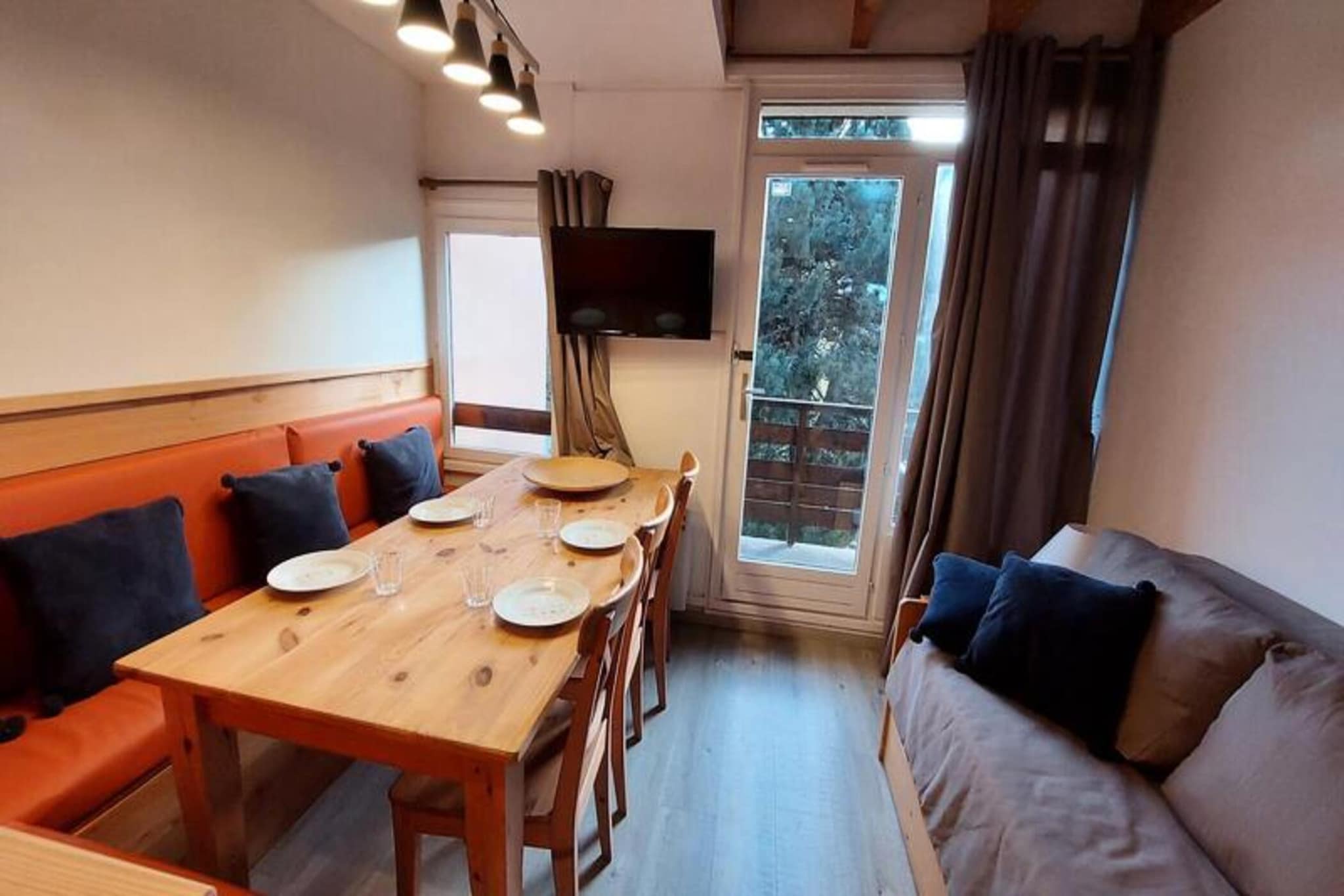 This 40m² duplex apartment for 6 people offers two comfortable bedrooms, each with a double bed (140x190), and a separate sleeping area with a double bed (120x190). The living room is furnished with a pull-out sofa bed, perfect for accommodating additional guests. The property is non-pet-friendly, ensuring a clean and quiet environment. The south-facing balcony provides a scenic view of the surrounding area, enhancing the stay.

Located just a short distance from the slopes in the Diable sector, the residence offers convenient access to skiing and winter activities. It is situated only 250 meters from the ski lifts, making it ideal for outdoor enthusiasts. Nearby attractions include ski schools, shops, and restaurants, providing plenty of options for dining and relaxation.

The apartment features a well-equipped kitchen with 2 induction hobs, a microwave, oven, refrigerator, dishwasher, filter coffee maker, toaster, raclette machine, and fondue machine. The bathroom includes a shower, and there is a separate WC. Additional amenities include a ski locker and a washing machine for added convenience.