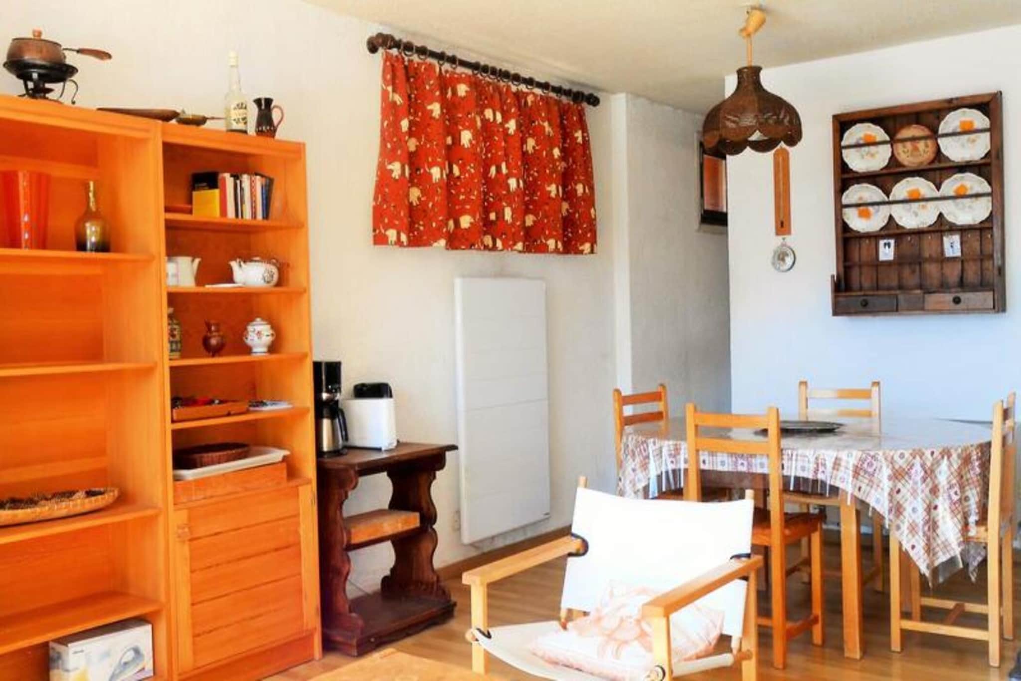 This 50m² apartment for 6 people features a living room with a sofa bed (140x190), a separate bedroom with a double bed (140x190), and a sleeping area with 2 single bunk beds (80x190), making it ideal for families or groups. The upper bunk is not recommended for children under 6. The apartment is located on the 7th floor, with elevator access to the 6th floor, and then a staircase to the top floor. Pets are not allowed on the property.

The residence is ideally located at the foot of the slopes, just 100 meters from the Jandri Express, offering direct access to the glacier. Guests can also enjoy nearby attractions such as the swimming pool, ice rink, library, and shops. In winter, the free night slope adds even more excitement. The central location ensures everything you need is within walking distance.

The apartment is equipped with an open kitchen featuring 3 ceramic hobs, a microwave, refrigerator, freezer, dishwasher, oven, coffee maker, kettle, and toaster. The bathroom includes a bathtub, and there is a separate WC. Additional amenities include a ski locker, electric roller shutters, and access to a shared parking lot, though space is not guaranteed.