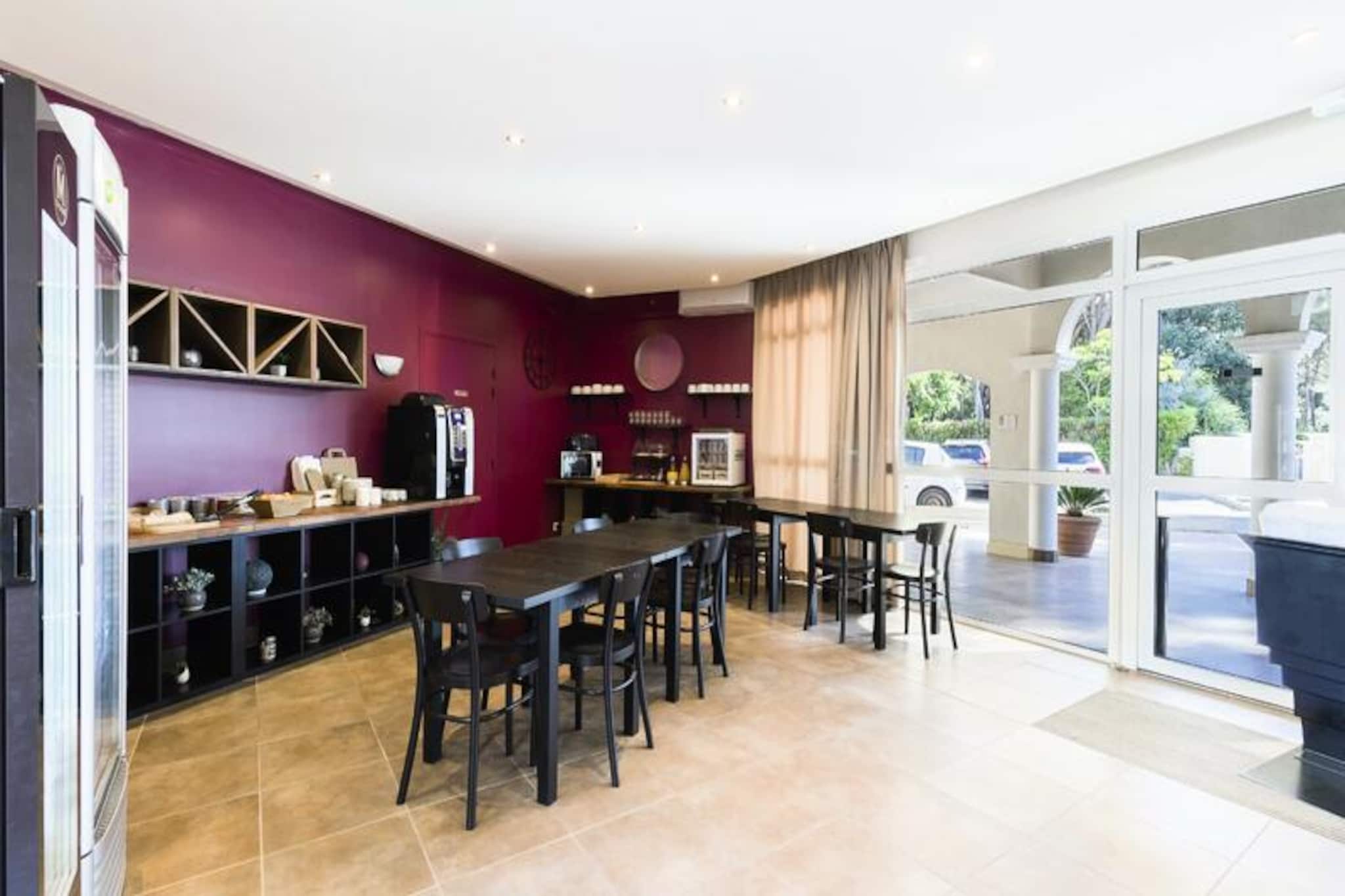 This inviting apartment in Six-Fours-les-Plages accommodates up to 4 guests, featuring a living room with a pull-out sofa bed, a cozy bedroom with a double bed, and a well-equipped kitchen. The property is pet-friendly, allowing your furry friends to join you for an additional charge. A separate bathroom and toilet ensure comfort and convenience, and both bed linens and bathroom towels are provided. Free Wi-Fi is available, and parking spaces, both outdoor and covered, are offered for your convenience.

Located just 350 meters from the beach and 1.5 km from the city center, the apartment is perfectly situated for exploring the area. Enjoy the 18 kilometers of coastline, fine sandy beaches, and marinas. Explore local cafes, markets, and restaurants to experience the flavors of the Mediterranean. With protected forests nearby, you can also take part in outdoor activities, such as hiking and water sports. The residence is nestled between the charming coastal towns of Bandol and Toulon.

The apartment also features a private balcony or terrace, offering a peaceful outdoor space. Guests can take advantage of the heated outdoor swimming pool, available from July to October, and a paddling pool for the little ones. Additional amenities include a fully equipped kitchen, separate bathroom, and free outdoor parking. Optional services such as a buffet breakfast, baby bed (on request), and final cleaning package enhance the stay.