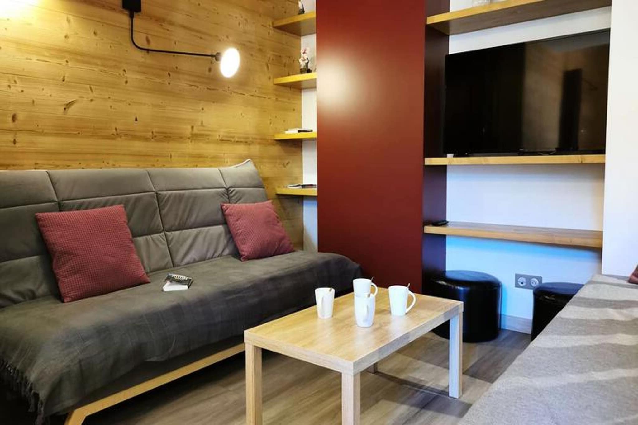 This spacious 4-room apartment is designed to accommodate up to 9 guests, making it ideal for larger families or groups. It offers a large living room with a kitchen, dining area, and lounge area, providing ample space for everyone to relax. The apartment features three bedrooms: two on the second floor (one with two twin beds, the other with three single beds, plus an alcove with a single bed), and a third on the third floor with two twin beds. A convertible sofa in the living room adds extra sleeping space. All beds are equipped with duvets. Pets are not allowed, and the apartment is non-smoking. Linen and cleaning services are available for an additional fee, and the tourist tax is not included in the rental price.

Located in the hamlet of Crève-Coeur, the apartment is perfectly situated for those looking to explore the area. Just 5 minutes from the ESF lessons and Piou Piou club, it’s ideal for families with children. It’s also only 2 minutes from the shops and right at the foot of the slopes, making it a great choice for skiers. Local cafes and markets are within easy reach, offering a variety of dining and shopping options.

The apartment is equipped with a fully functional kitchen, including a Whirlpool refrigerator and freezer, Vedette Atoll dishwasher, and 3-burner induction hobs. Additional amenities include an LG microwave, Bosch oven, electric coffee maker, kettle, toaster, and blender. For your convenience, there’s also an Electrolux washing machine and a Bosch vacuum cleaner. The apartment has two bathrooms (one with a bathtub and another with a shower) and two separate toilets. Heating is provided for comfort throughout your stay.
