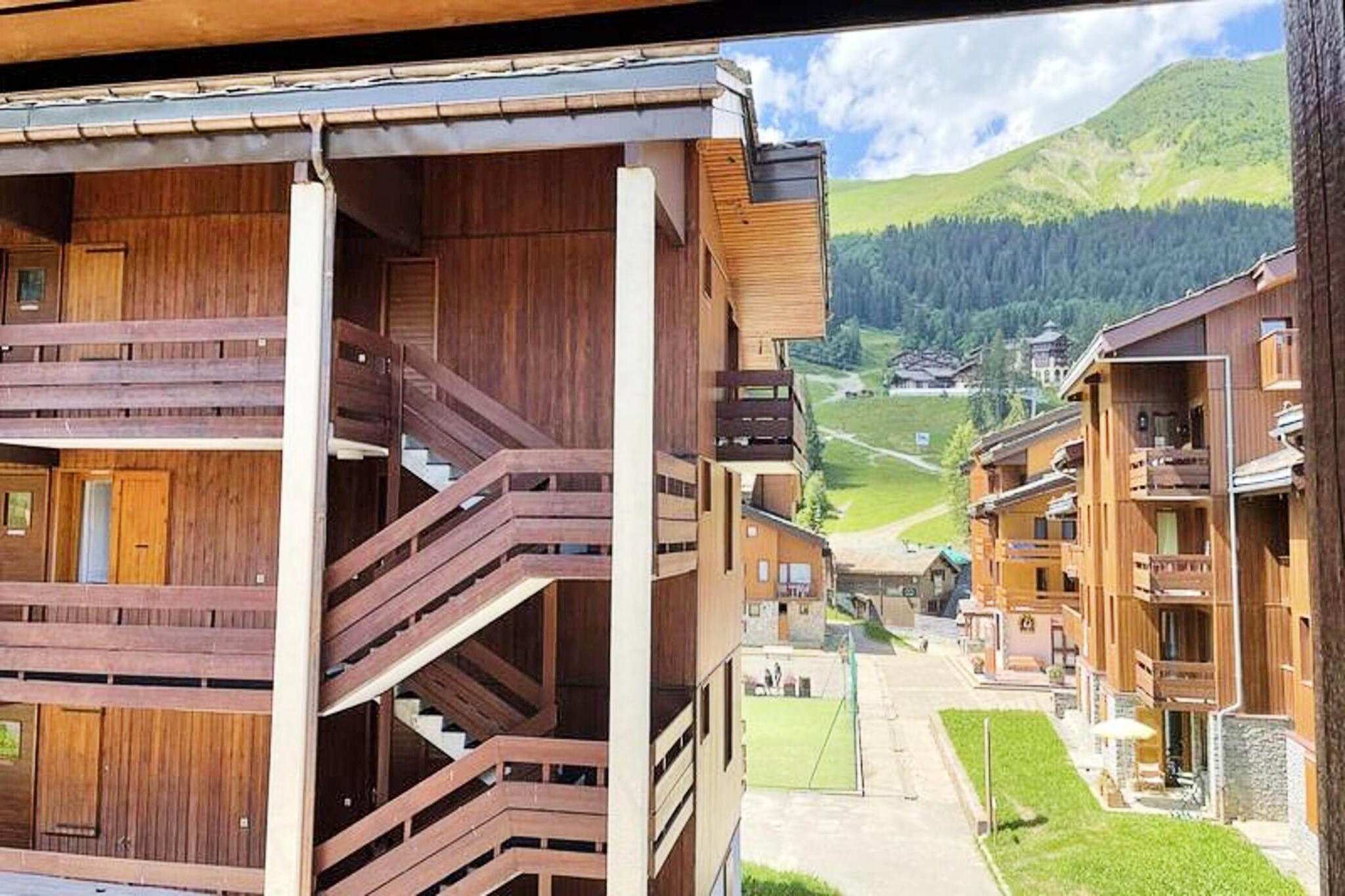 This cozy 2-room apartment is designed to accommodate 4 people. It features a living room with 2 single beds and a bedroom with 2 single beds, all equipped with duvets for your comfort. The apartment is non-smoking, and pets are not allowed. Linen and cleaning services are not included but can be arranged for an additional fee. Tourist tax is not part of the rental price, and the property offers a TV for entertainment during your stay.

Located in the hamlet of Mottet, this apartment is just 1 minute from the ESF lessons and 5 minutes from the Piou Piou club and local shops. Being at the foot of the slopes, it provides easy access to skiing and snowboarding activities. The area is perfect for those who want to explore the outdoors or visit nearby cafes and markets to experience the local culture.

The apartment is equipped with a kitchenette, making meal preparation convenient. It also includes a shower room, a separate toilet, and a balcony to enjoy the views. In the kitchen, you will find a Bosch dishwasher, Whirlpool fridge, microwave, mini oven, 2 electric hotplates, and other appliances like a kettle, toaster, and coffee maker. A raclette machine for 8 people adds a touch of fun for family or group meals. The apartment also includes a vacuum cleaner and heating for your comfort.