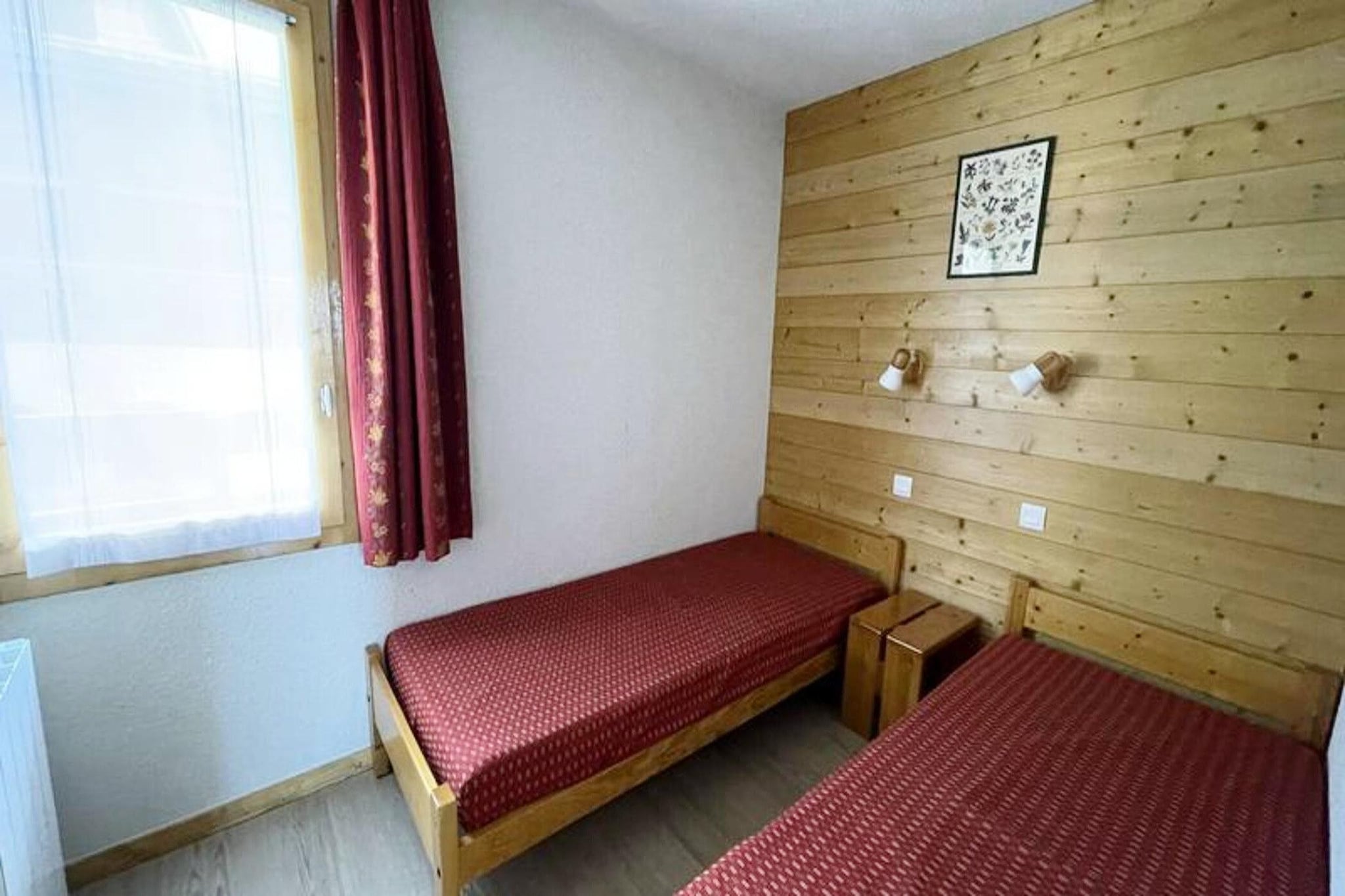 This 2-room apartment is designed to accommodate 4 people. The living room features 2 single beds, and the bedroom also has 2 single beds, with duvets provided for all beds. The apartment is non-smoking and does not allow pets. Linen and cleaning services are not included in the rental price but are available as supplements. Additionally, a parking space can be rented for added convenience. The apartment offers a TV for entertainment, and heating ensures a comfortable stay throughout.

Located in the hamlet of Mottet, this apartment is just 1 minute from the ESF lessons and only 5 minutes from the Piou Piou club and local shops. The slopes are also right at your doorstep, making it the perfect location for ski enthusiasts. Nearby cafes and markets provide easy access to local dining and shopping options, adding to the appeal of the location.

The apartment is equipped with a kitchenette, a bathroom, and a separate toilet. The kitchenette includes a Beko refrigerator, Laden dishwasher, Whirlpool microwave, and 2 electric hotplates. A coffee maker, kettle, toaster, and blender are also provided for your convenience. The apartment is equipped with an aluminum wall-mounted star ceramic radiator for efficient heating throughout your stay.