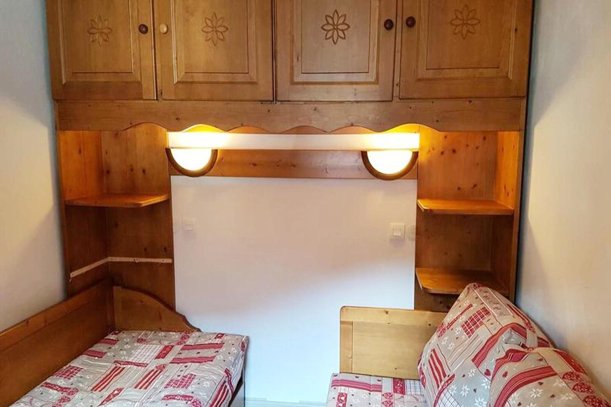 This 2-room apartment with a mezzanine is designed to accommodate 4 people. The bedroom features two single beds, while the mezzanine offers a double bed, with all beds equipped with duvets. The apartment is non-smoking and does not allow pets. Linen and cleaning services are available for an additional cost, and the tourist tax is not included in the rental price. The property is accessible by elevator from the Teppes P1 covered car park.

Located in the hamlet of La Forêt, the apartment is just 5 minutes from the ESF and Piou-Piou lessons, making it ideal for families with young children. It is also only 3 minutes from the shops and 2 minutes from the slopes, offering quick access to all the essentials for a ski holiday. The surrounding area provides easy access to local cafes, shops, and other amenities.

The apartment includes an American kitchen with modern appliances, such as a Whirlpool dishwasher, Whirlpool fridge, LG microwave, and coffee maker. A separate bathroom, a toilet, and a balcony complete the living space. Heating is available throughout the apartment for comfort during your stay.