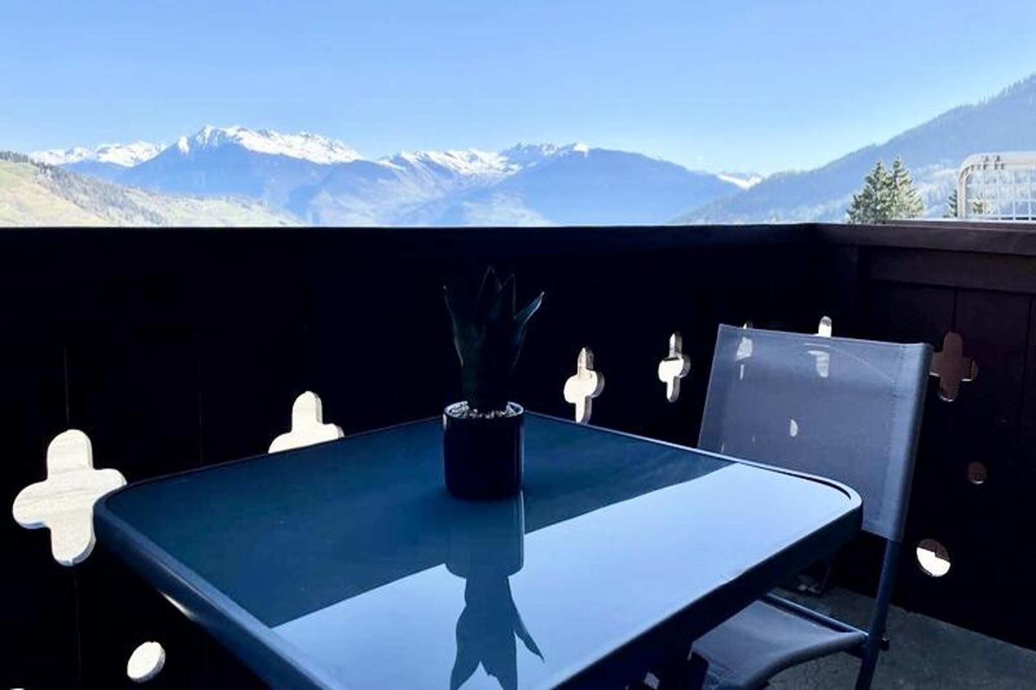 This fully renovated apartment, completed in 2022, can accommodate 4 to 5 guests. It features a mountain corner with 2 double bunk beds at the entrance and a living room furnished with 2 single sofa beds. All beds come with duvets for added comfort. The apartment is non-smoking and pets are not allowed. While linen and cleaning services are not included, they can be booked for an additional fee. A ski locker is available for guests’ convenience, and the apartment is easily accessible by elevator from the Teppes P1 covered car park.

Located in the hamlet of La Forêt, the apartment offers prime access to the slopes, shops, and a toboggan run, making it ideal for winter sports enthusiasts. The resort center and local cafes provide plenty of opportunities to relax and enjoy après-ski, while nearby shops offer everything you might need, from essentials to souvenirs. The apartment’s central location makes it easy to explore all that the area has to offer.

The apartment is equipped with a fully functional kitchen featuring 4-burner electric hobs, a dishwasher, microwave, kettle, coffee maker, and toaster, perfect for preparing meals at your convenience. The bathroom includes a shower and a toilet, while a Bluetooth speaker, TV, and hair dryer add to the comfort. A raclette machine is also available for a cozy meal after a day on the slopes. Heating ensures warmth throughout your stay.