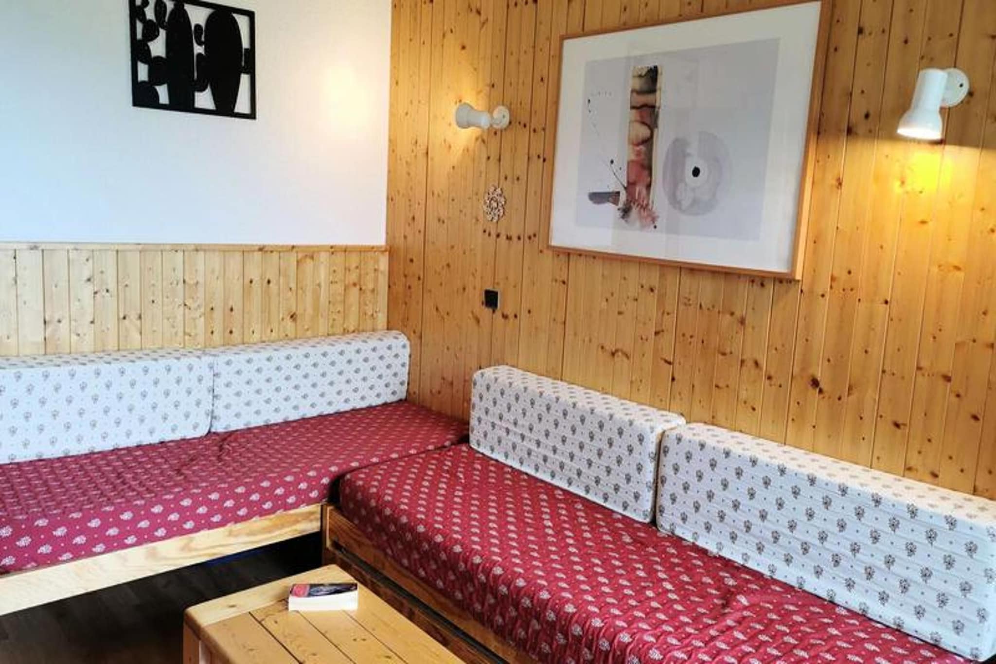 This 2-room apartment is designed to accommodate up to 4 guests, making it ideal for small families or groups. The living room is furnished with 2 single sofa beds and a pull-out bed, while the bedroom features 2 twin beds. All beds are equipped with duvets for comfort. The apartment is non-smoking, and pets are not allowed. While linen and cleaning services are not included, they can be arranged for an additional fee. A TV and heating are provided to ensure a comfortable stay.

Located in the hamlet of Mottet, at the foot of the slopes, the apartment is ideally situated for those looking to enjoy winter sports. It faces the start of ESF lessons and is just 5 minutes from the Piou Piou club and shops, offering easy access to everything you need for a fun and relaxing vacation. Whether you're hitting the slopes or enjoying the local cafes and markets, this apartment offers a perfect base for all activities.

The apartment includes a well-equipped kitchenette with ceramic hobs, a fridge, microwave, and dishwasher for convenient meal preparation. Additional amenities include a coffee maker, kettle, toaster, and raclette and pierrade devices for cozy dining. The bathroom features a shower, and there is a hair dryer for added convenience. A baby blender and bottle warmer are also available, making this apartment a great choice for families with young children.