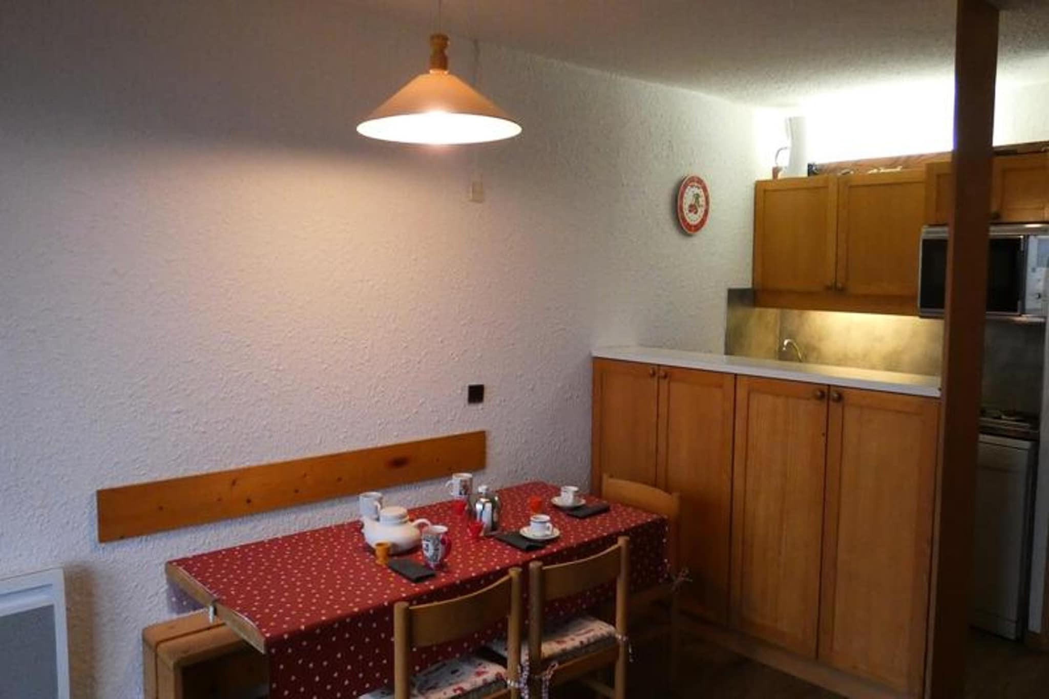 This 2-room apartment, classified as 3 stars, is designed to accommodate up to 5 people, making it a perfect choice for small families or groups. The living room features a bench seat and a pull-out bed, while the bedroom is equipped with bunk beds and an additional pull-out bed. All beds come with duvets for added comfort. The apartment is non-smoking and does not allow pets. Linen and cleaning services are not included, but can be arranged for an additional fee. The apartment also includes a TV and heating to ensure a cozy stay.

Ideally located in the hamlet of Crève Coeur, the apartment is just a 5-minute walk from the ESF lessons, the Piou Piou club, and the pedestrian street. The shops of Crève Coeur are also nearby, offering easy access to everything you might need during your stay. The slopes are just a stone’s throw away, making it convenient for guests to hit the slopes in no time. Local cafes and markets are within easy reach, providing an excellent variety of refreshments and essentials.

The apartment boasts a fully equipped kitchen with electric hobs, a traditional oven, a fridge, and a dishwasher for added convenience. It also features a coffee maker, kettle, and blender, perfect for preparing meals or enjoying drinks in the comfort of your space. The bathroom is fitted with all necessary amenities, while the separate toilet ensures privacy and convenience. A raclette machine is also available, ideal for cozy meals during your stay.