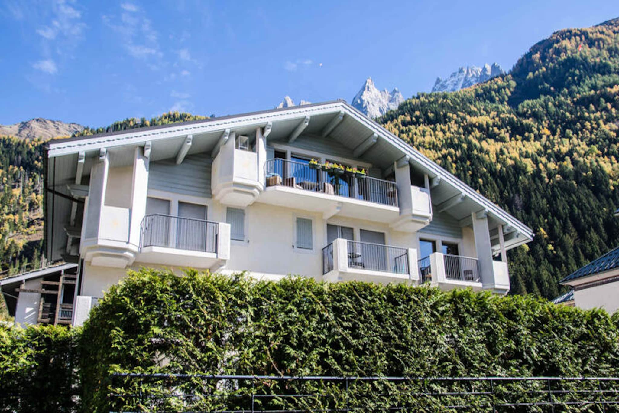 This beautiful 45m² apartment, classified 3 stars, offers a comfortable stay for 4 people in a quiet area near the pedestrian zone of Chamonix. Located on the 1st floor of the “Les Fermes du Montenvers” residence, it provides easy access to the ski bus stop just 300 meters away and the minibus stop (le Mulet) 50 meters from the property. The apartment features a living room with a TV, sofa, and dining area, creating a cozy atmosphere for relaxing after a day of adventure.
Guests can enjoy a balcony with garden furniture and a view of Brévent, and the apartment is close to local attractions, cafes, and restaurants. The bus stop for the ski bus is 300 meters away, while the Chamonix SNCF station is just 550 meters, making transportation simple and convenient. Chamonix’s vibrant town center and skiing areas are easily accessible, offering plenty of activities throughout the year.
The apartment comes with a fully equipped kitchen, a double bedroom with an en suite shower room and toilet, and another double bedroom. Additional amenities include a private underground parking space, ski and bike storage, and WiFi. The property is non-smoking and pets are not allowed, ensuring a peaceful environment for all guests.