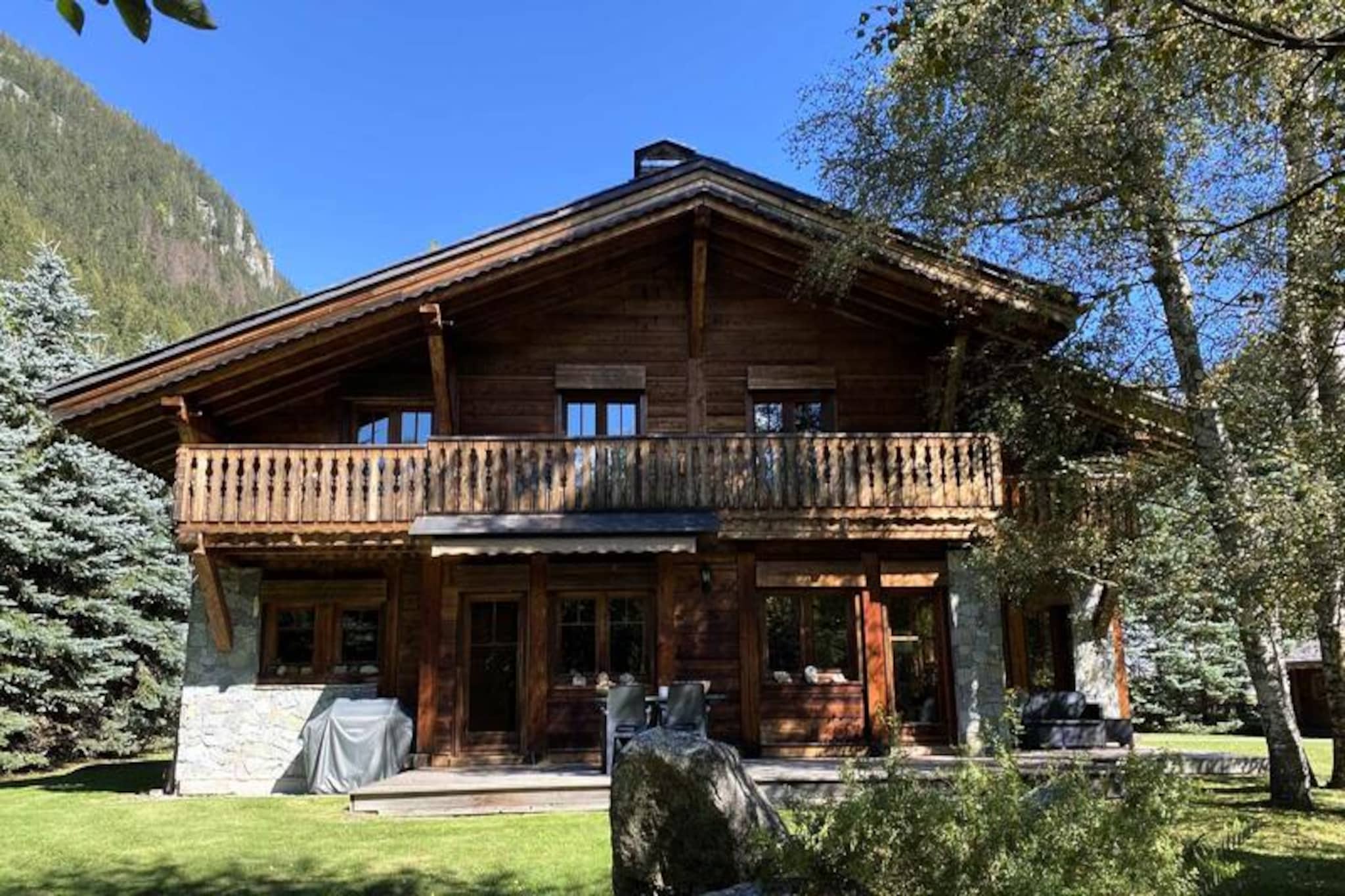 This charming 210m² chalet, rated 3 stars, is spread over 2 levels and accommodates up to 12 guests across 6 spacious bedrooms. Located in the Tines district, 5 km from Chamonix, it offers breathtaking views of Mont Blanc. The cozy living and dining area, 60m² in size, includes a fireplace, home cinema, DVD player, and a terrace with garden furniture. The separate kitchen is fully equipped with modern appliances such as a dishwasher, oven, induction hob, microwave, and coffee makers, along with raclette and fondue sets for entertaining. A bedroom with a double bed (160x200), private shower room, and toilet is also located on the ground floor.
On the first floor, there are multiple bedrooms: one with two single beds, one with a double bed (140x190), and two more with double beds and balconies. A bathroom, shower room, and separate toilets complete the layout. The chalet is equipped with a washing machine, dryer, and ski room for convenience. Private outdoor parking is available, and Wi-Fi ensures you stay connected throughout your stay.
The chalet is non-smoking and pets are not allowed. A deposit of 2,000 euros is required before arrival. Nearby transport options include a bus stop 450m away, the SNCF station 450m away, and the bus station 5.3km away. Services include a warm welcome, bathroom products, linens, and end-of-stay cleaning (excluding kitchen and trash).