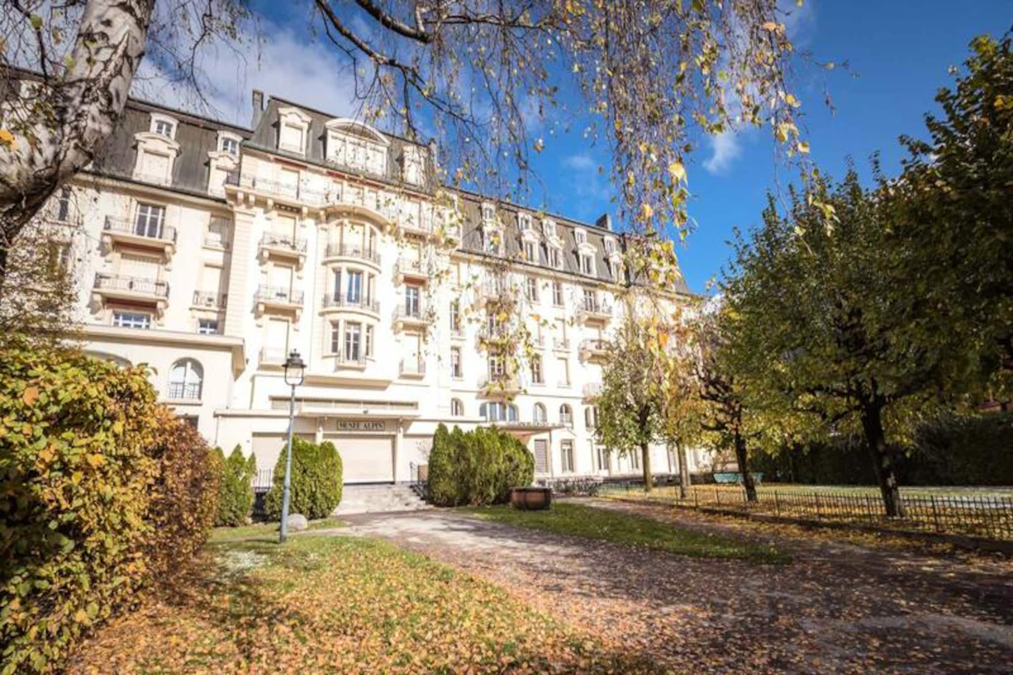 This 108m² apartment offers a comfortable stay for up to 6 guests. It features a bright living room with a dining area and lounge, equipped with a TV. The large kitchen is fully furnished with modern appliances, including an oven, refrigerator, microwave, induction hob, hood, dishwasher, kettle, Nespresso machine, and French press coffee maker. The property is non-smoking and does not allow pets, ensuring a clean environment. There is a non-private outdoor parking area with a barrier for added security. A credit card deposit is required before arrival.

Situated in the heart of Chamonix, this apartment is ideally located just 280 meters from the Place Mont Blanc bus stop and 180 meters from the SNCF station, making it easy to explore the region. Guests will find various cafes and markets within walking distance, offering local delicacies and shopping opportunities. For outdoor enthusiasts, Mont Blanc is nearby, providing stunning views and hiking trails. The Alpine Museum, located close by, offers a fascinating insight into the area’s history and culture.

The apartment features two bathrooms, one with a bathtub and shower, and another with a shower. The en-suite double bedroom offers a private shower room. Independent toilets and a laundry room with a washing machine and dryer are also available. Guests can access a shared terrace to enjoy the view and relax. Essential amenities, including WiFi, linen, and bathroom products, are included for a convenient and comfortable stay.