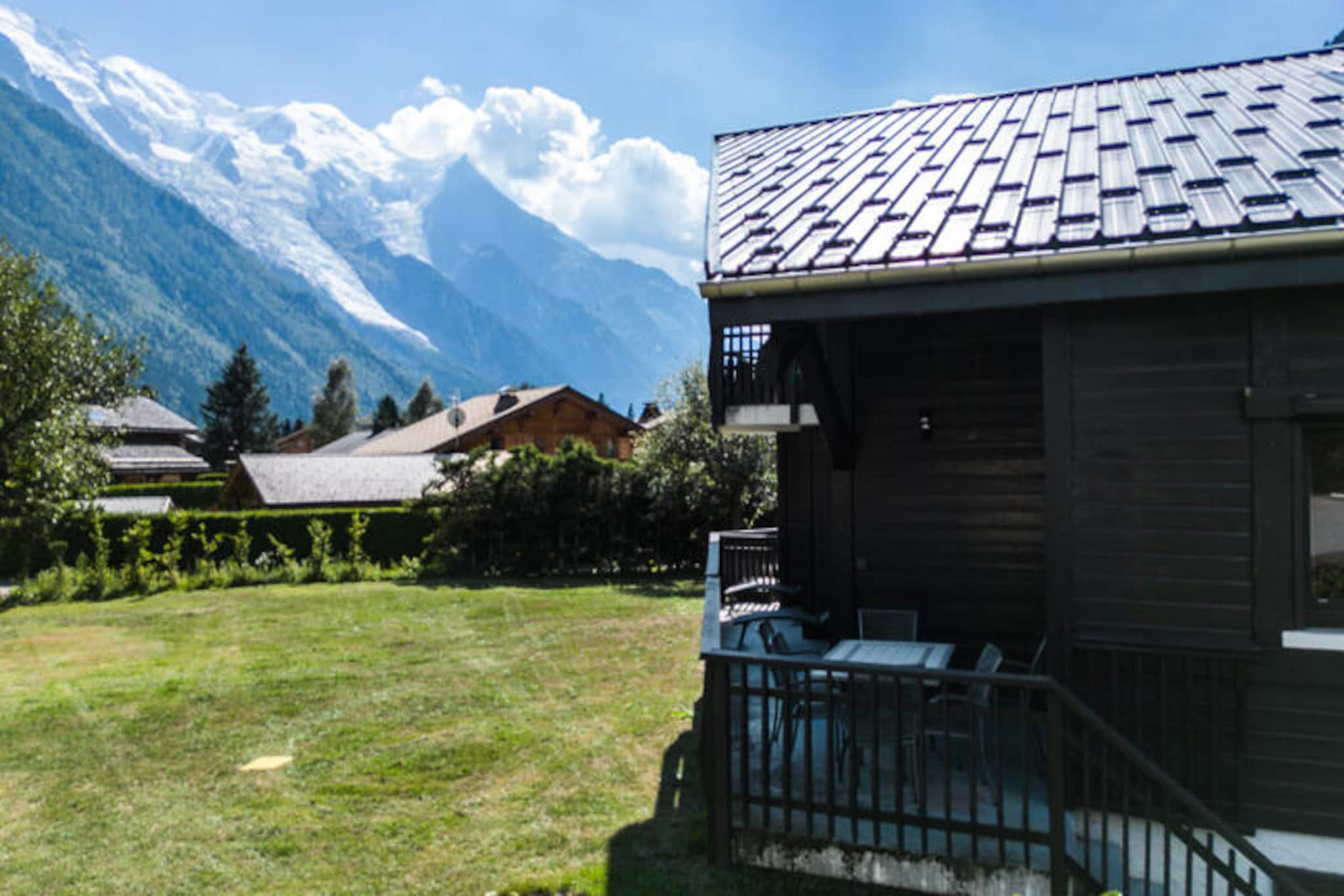 This 134m² half-chalet accommodates up to 6 people across 3 levels. It features 3 bedrooms, including a double bedroom with TV, a single bedroom with Mont-Blanc views, and a double bedroom with Flégère views. The living/dining room is equipped with a TV area, and the basement includes a sofa bed for additional guests. The property is non-smoking and does not accept pets. It offers Wi-Fi and private parking, providing a comfortable stay for families or groups seeking a peaceful retreat.
Located in the quiet residential area of Les Praz, this chalet is 2km from Chamonix's center, where you’ll find cafes, shops, and markets. The Flégère cable car is nearby, making it ideal for skiing or hiking. The Les Ilettes bus stop is 160m away, and the SNCF station at Les Praz is 1km, providing easy access to the valley.
The chalet includes a fully equipped kitchen with modern appliances such as a fridge, oven, microwave, induction hob, and dishwasher. A laundry room with a washing machine and dryer, along with a ski boot dryer in the garage, add to the convenience. The terrace offers garden furniture and deckchairs, perfect for relaxing and enjoying the views.