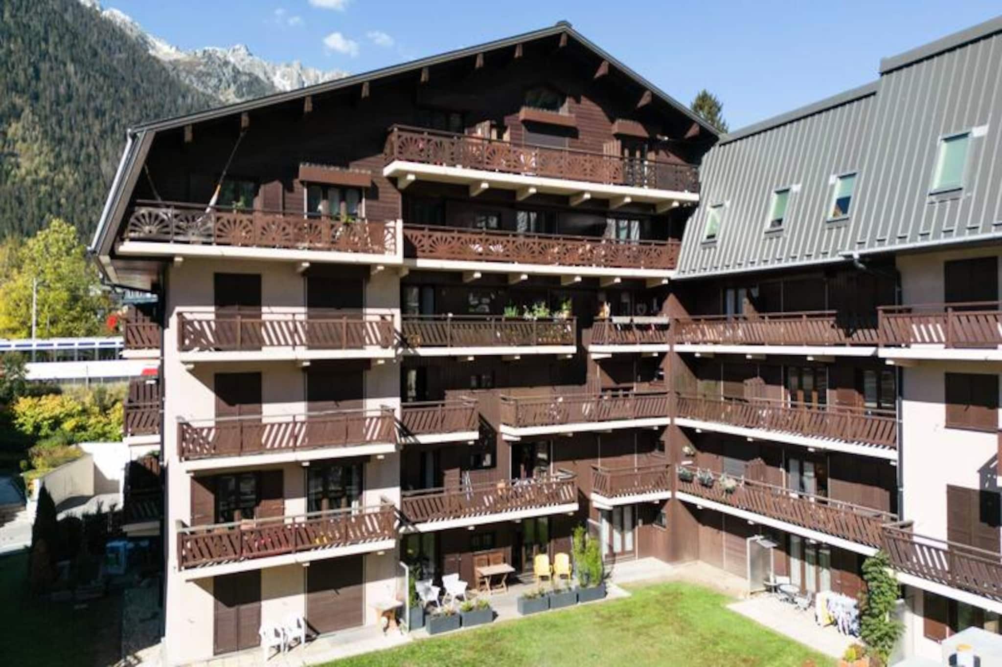 This charming 40m² apartment accommodates 2-4 people, providing a cozy retreat in the heart of Chamonix. The apartment features a living/dining room with a TV, soundbar, and a double sofa bed (140x190). The bedroom has a 160cm double bed, offering a restful space. With a south-facing terrace and garden furniture, guests can enjoy stunning Mont-Blanc views. The property is non-smoking, pet-free, and includes Wi-Fi. Private underground parking, a ski locker, and easy access to public transport add to the convenience.
Located just 42 meters from the Helbronner bus stop and 420 meters from the SNCF station, this apartment offers great connectivity for exploring Chamonix. The nearby area is full of cafes, restaurants, and shops, allowing guests to experience the vibrant atmosphere of Chamonix. The residence is just a short walk from the pedestrian area, where you can discover the local culture and amenities.
The apartment features a fully equipped kitchen with a ceramic hob, oven, refrigerator, freezer, toaster, and coffee makers (filter and Senseo). A shower room with a towel dryer and washing machine adds comfort to your stay. Guests also have access to the residence’s garden, providing a peaceful space to relax.