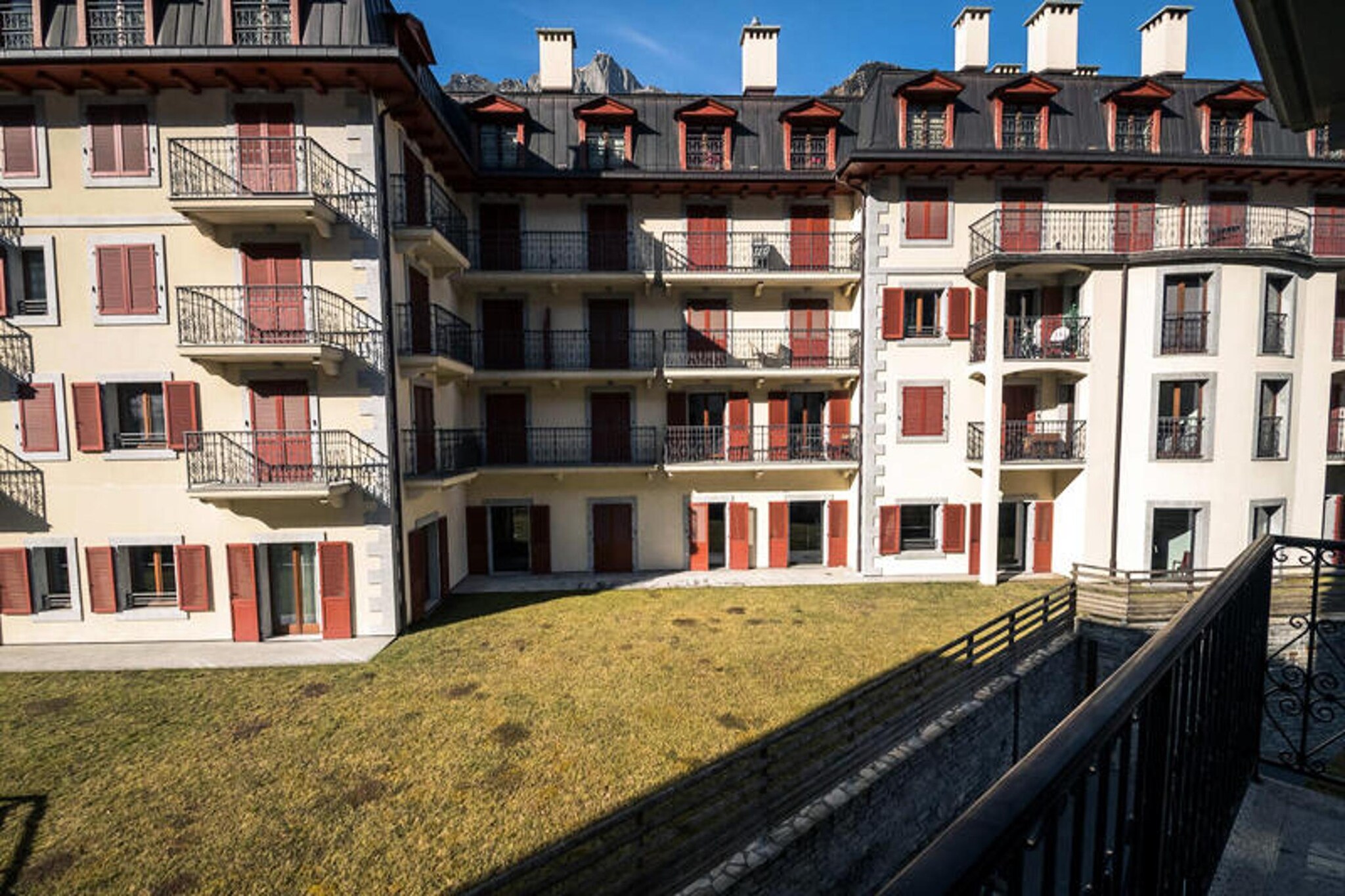 This beautiful 43m² apartment, located on the 2nd floor with an elevator of the “Alpes 2” residence, can accommodate up to 4 people. Situated in the heart of Chamonix, it offers a living room with a BZ type double sofa bed (130x190), TV, and dining area. The open kitchen is fully equipped with a ceramic hob, combi oven/microwave, refrigerator, dishwasher, washing machine, filter coffee maker, Nespresso, kettle, toaster, and fondue maker. The apartment also features a balcony with a small table and two chairs, perfect for enjoying the scenic views.

Located just 260 meters from the bus stop (Chamonix center), and within walking distance to key attractions, cafes, and shops, the apartment offers an excellent base for exploring Chamonix. The bus station is 700 meters away, while the SNCF train station is only 550 meters from the property. Guests can easily access the town’s vibrant center and nearby ski resorts, making it ideal for both outdoor adventures and relaxation.

The apartment includes a double bedroom (160x200), a bathroom, and toilet. It also features underground parking (height 2m), a ski locker, and Wi-Fi. A deposit by credit card is required before arrival. The non-smoking apartment does not accept pets and provides a comfortable space for your stay in Chamonix.