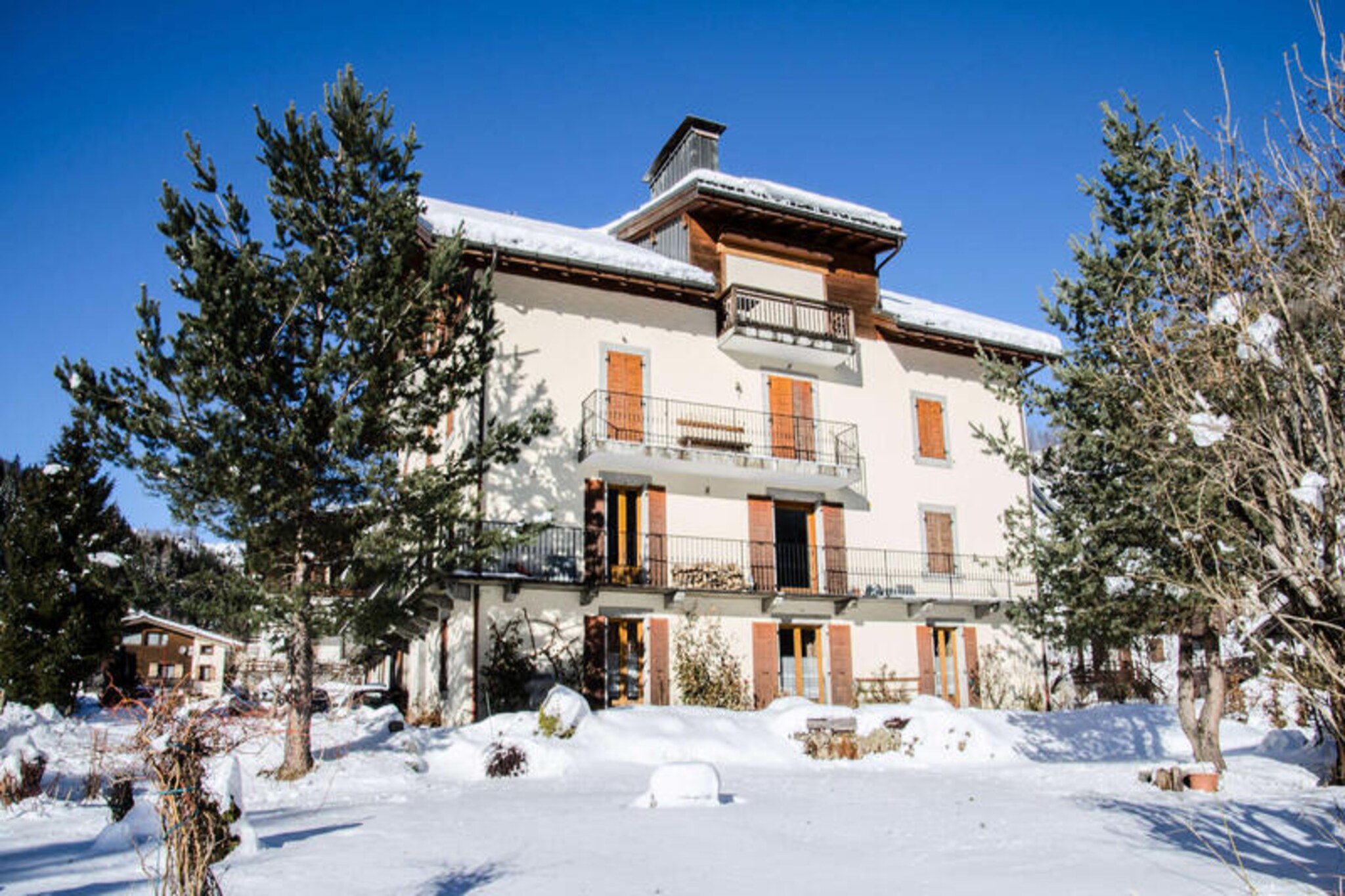 This charming 107m² apartment comfortably accommodates 6 people and is located on the second floor of a country house in the heart of Argentière. The apartment features a cozy living room with a central fireplace, a dining area, and an open kitchen fully equipped with modern amenities such as a fridge, freezer, induction hob, oven, microwave, and Nespresso machine. Guests can enjoy stunning views of Mont-Blanc, the Grands Montets, and the Argentière glacier from the balcony. The property is non-smoking and pets are not allowed.
Conveniently located, the apartment is just 350 meters from the bus stop (Argentière - La Fis) and 500 meters from the SNCF station. Free public parking is available 200 meters away. The surrounding area offers access to a variety of outdoor activities, including skiing, hiking, and exploring the charming village of Argentière. The vibrant town of Chamonix is also nearby, with its cafés, markets, and local attractions just a short drive away.
The apartment features three bedrooms, including a double bedroom en suite with a bathtub and shower, a second double bedroom, and a room with bunk beds. There is also a separate shower room and toilet, along with a washing machine and dryer for convenience. A ski room is available for storing gear, and guests will receive linen, bathroom products, and end-of-stay cleaning (excluding kitchen and trash). Please note, wood for the fireplace is not included.