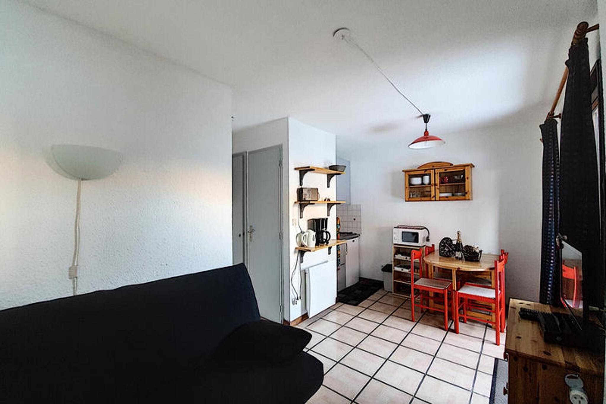 This cozy 25m² studio apartment comfortably accommodates up to 4 people, making it perfect for small families or groups. It features a separate bedroom with two bunk beds and a main room with a sofa bed for additional sleeping space. The apartment is pet-free and provides duvets and pillows for all beds, though sheets and towels are not included. A raclette machine is available for cozy meals, and a ski box ensures safe storage for your winter gear.

Located just 200 meters from the center of Montriond village, the apartment is ideally situated for easy access to local shops and cafes. The free shuttle to the Avoriaz and Morzine ski stations stops right at the foot of the building, providing seamless access to the slopes. Lac de Montriond is just 2 km away, offering a serene natural setting, while the town of Morzine is only 3.6 km away. Supermarkets, including the "Carrefour" store, are within a short distance of 7 km.

The apartment features a fully equipped kitchen with two electric hotplates, a fridge, a coffee maker, kettle, and toaster. The dining area includes a table and chairs, with access to a South-East facing terrace that includes garden furniture for outdoor relaxation. The bathroom offers a shower and sink, completing the apartment's functional amenities.