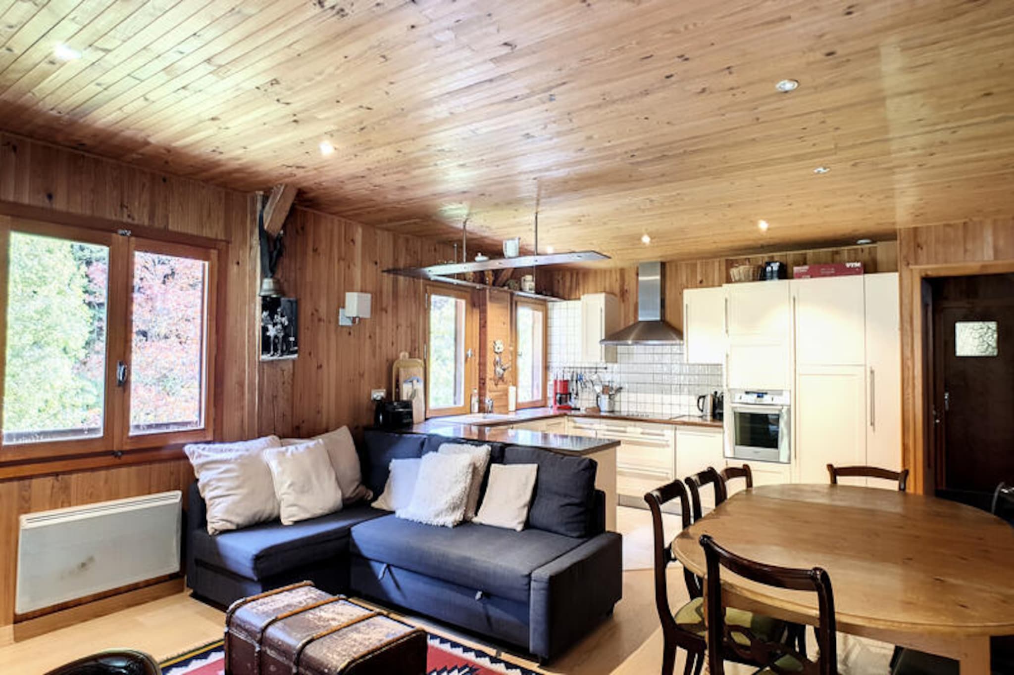This spacious 80m² chalet apartment comfortably accommodates up to 8 people, making it ideal for families or groups. It includes four bedrooms, each with single beds and ample storage, and two bathrooms with modern amenities like towel dryers and a washing machine. The property is pet-free and provides duvets and pillows for all beds, along with a baby bed and high chair for families with young children. There is also a sofa bed in the living room, offering extra sleeping space. Sheets and towels are not provided.
Located just 600 meters from the Ardent ski lifts, this chalet is perfectly situated for exploring the "Portes du Soleil" area. It is a short 5-minute drive to Morzine and 38.2 km from Lake Geneva. The free shuttle to Morzine stops just 600 meters from the property. Nearby, guests can enjoy the peaceful surroundings and explore the village of St Jean d'Aulps (7.1 km) or visit Lac de Montriond, only 2 km away. Shops, cafes, and the "Carrefour" supermarket are also easily accessible, located 4 km away.
The chalet features a well-equipped kitchen with a refrigerator, microwave, oven, freezer, dishwasher, and a variety of cooking utensils. The spacious living room, with its sofa and TV, connects to a dining area with a table and trundle bed. French windows lead to a balcony, offering access to the garden and outdoor terrace. A ski room and bike storage are also available, along with an outdoor barbecue for guests to enjoy.