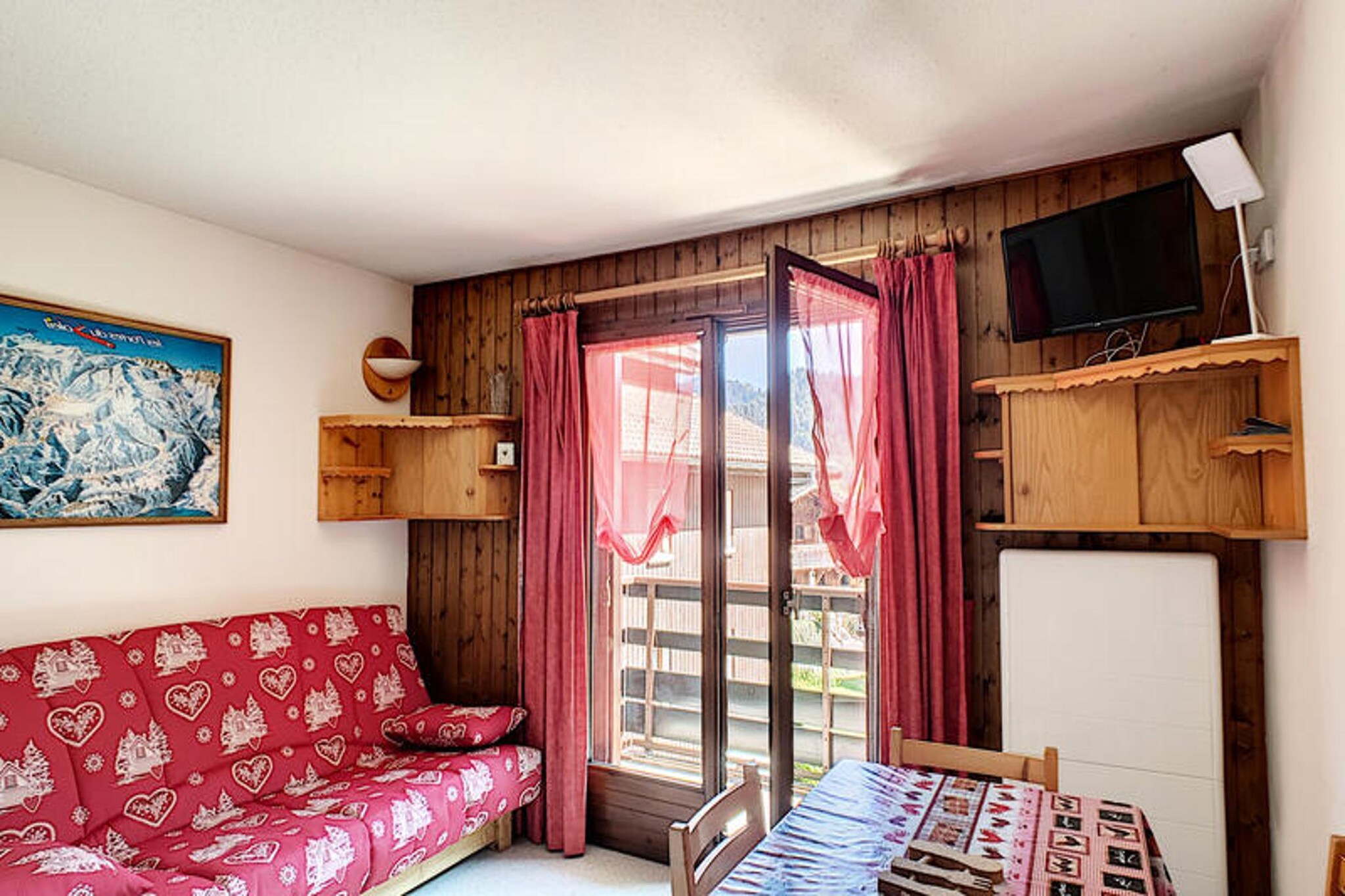This cozy and functional studio apartment accommodates up to 4 people, featuring a separate bedroom with two pull-out beds and a closet, as well as a sofa bed in the living room. The property includes duvets and pillows for all beds, but sheets and towels are not provided. A private parking space is available for convenience, and the studio is pet-free, making it ideal for families or small groups. A travel cot is also provided for those with younger children.

Located on the Ardent cable car route, this apartment offers easy access to the surrounding attractions. The free shuttle stops right at the foot of the building, making it easy to get around without a car. The center of Montriond village is just 300 meters away, where you'll find shops and cafes. Additionally, the apartment is 2 km from Lake Montriond and 38.2 km from Lake Geneva, offering plenty of opportunities for outdoor activities. The bus stations in Morzine (3.6 km), Thonon (38 km), and Cluses (29.7 km) are also within reach.

The studio features a well-equipped kitchen area with electric hotplates, a fridge, a kettle, and a filter coffee maker. A dining area with seating for 5 and access to the south-facing balcony provides a cozy space to enjoy meals. The living area includes a sofa bed and TV for relaxation. The bathroom has a bathtub and storage space, and a separate toilet is also available. A ski box is provided for storage.