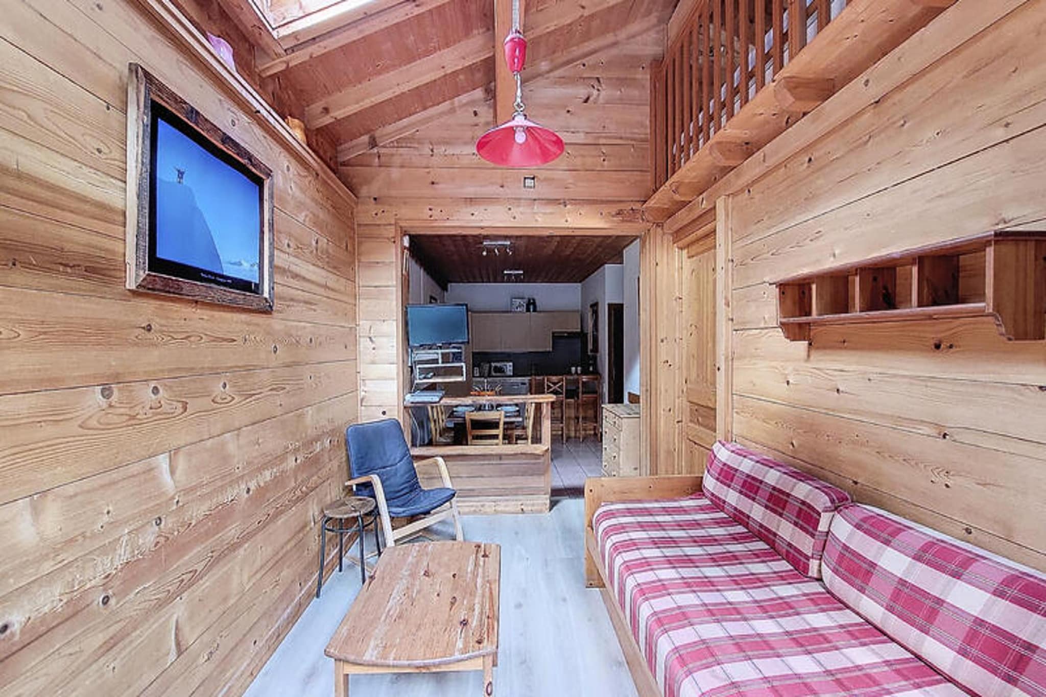 This charming apartment accommodates 6 to 7 guests, offering a double bedroom, a room with two single beds, and a mezzanine with an extra single bed. The living room includes a pull-out sofa bed, ideal for additional guests. Pets are allowed, making it a great choice for those traveling with animals. The apartment is equipped with duvets and pillows for all beds, but bed linens and towels are not provided. Additional amenities include a travel cot and a shared washing machine.

Located just 700 meters from the Avoriaz cable car and 600 meters from the Super Morzine cable car, the apartment is in the heart of Morzine. The tourist office and supermarket are only 700 meters and 300 meters away, respectively. In winter, a free shuttle service to the ski lifts passes every 15-20 minutes, just 30 meters from the property. During the summer, enjoy the scenic surroundings with easy access to nearby shops, cafes, and attractions.

The apartment features a fully equipped kitchen with a dishwasher, microwave, filter coffee maker, mini oven, and fridge with freezer. The living room includes a television and DVD player, while the dining area offers a table and chairs for meals. The terrace is perfect for outdoor relaxation, with garden furniture and a barbecue. There is also a ski and mountain bike room and private uncovered parking for guests.