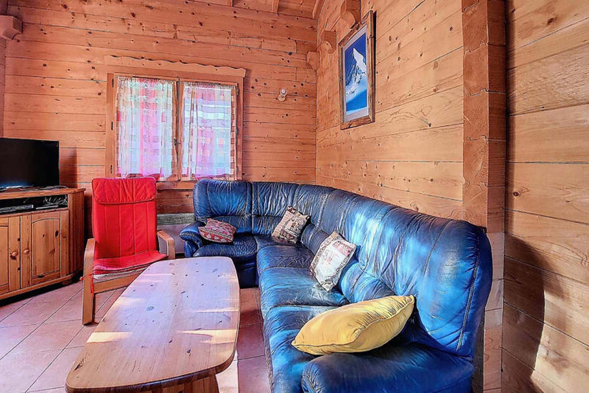 This charming chalet accommodates 6 to 7 guests with a family room featuring a single bed on top and a double bed below, along with a mezzanine containing two single beds. A separate bedroom on the first floor offers a double bed with an adjoining bathroom. The property is not pet-friendly, and bed linens and towels are not provided, though duvets and pillows are available for all beds. Additional amenities include a Dolce Gusto coffee maker, raclette machine, and a fondue machine, making it ideal for family gatherings or group stays.
Located in the heart of Morzine, the chalet is just 100 meters from the free shuttle stop, which provides easy access to the slopes (1.7 km to Avoriaz cable car and 1.6 km to Super Morzine). The nearby bakery is only 100 meters away, and shops, cafes, and markets are within 1700 meters. In the summer, enjoy a scenic stroll along Chemin des Dérèches, which leads to the municipal swimming pool, animal farm, and an equestrian center, offering fun for all ages.
Inside, the chalet features a fully equipped kitchen with an oven, fridge, freezer, dishwasher, and a dining area. The living room is furnished with a corner sofa, television, and DVD player, perfect for relaxing after a day on the slopes. Other amenities include a sauna and shared shower area, a private parking space, ski and bike storage, and a laundry room with a washing machine and dryer.