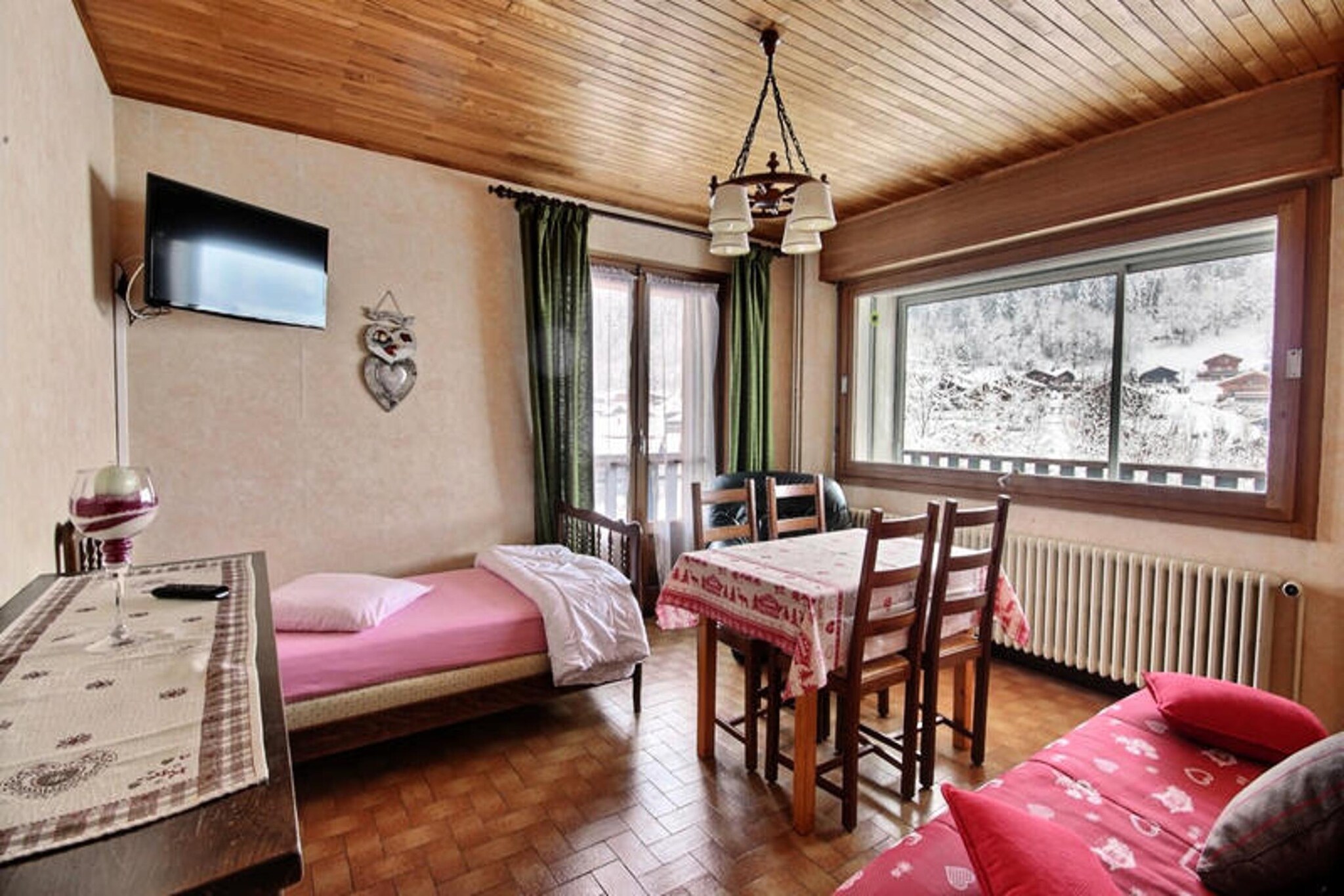 This well-appointed apartment is ideal for 5 to 6 guests, featuring a cozy bedroom with a double bed and a single bed, as well as a living room with a sofa bed, TV, and a single bed in the sleeping area. The apartment is not pet-friendly and does not provide bed linens or towels, although duvets and pillows are available for all beds. Additional amenities include a baby bed, ironing board, and iron, ensuring a comfortable stay for families.

Conveniently located in Morzine, the apartment offers easy access to local attractions and the vibrant village center. The free shuttle stop at the foot of the chalet makes it easy to reach the ski lifts (Pleney cable car is 1.7 km away, and Super Morzine is 2.2 km away), as well as cafes, shops, and markets. The scenic Lac de Montriond is just 7 km from the apartment, making it a great destination for a leisurely day trip.

Guests can enjoy a fully equipped kitchen with a gas stove, microwave, toaster, coffee maker, fridge, and dishwasher. The bathroom has been recently updated with a walk-in shower and sink, and there is a separate WC for added convenience. A private uncovered parking space is available, and the ski and mountain bike room offers a water jet for cleaning equipment.