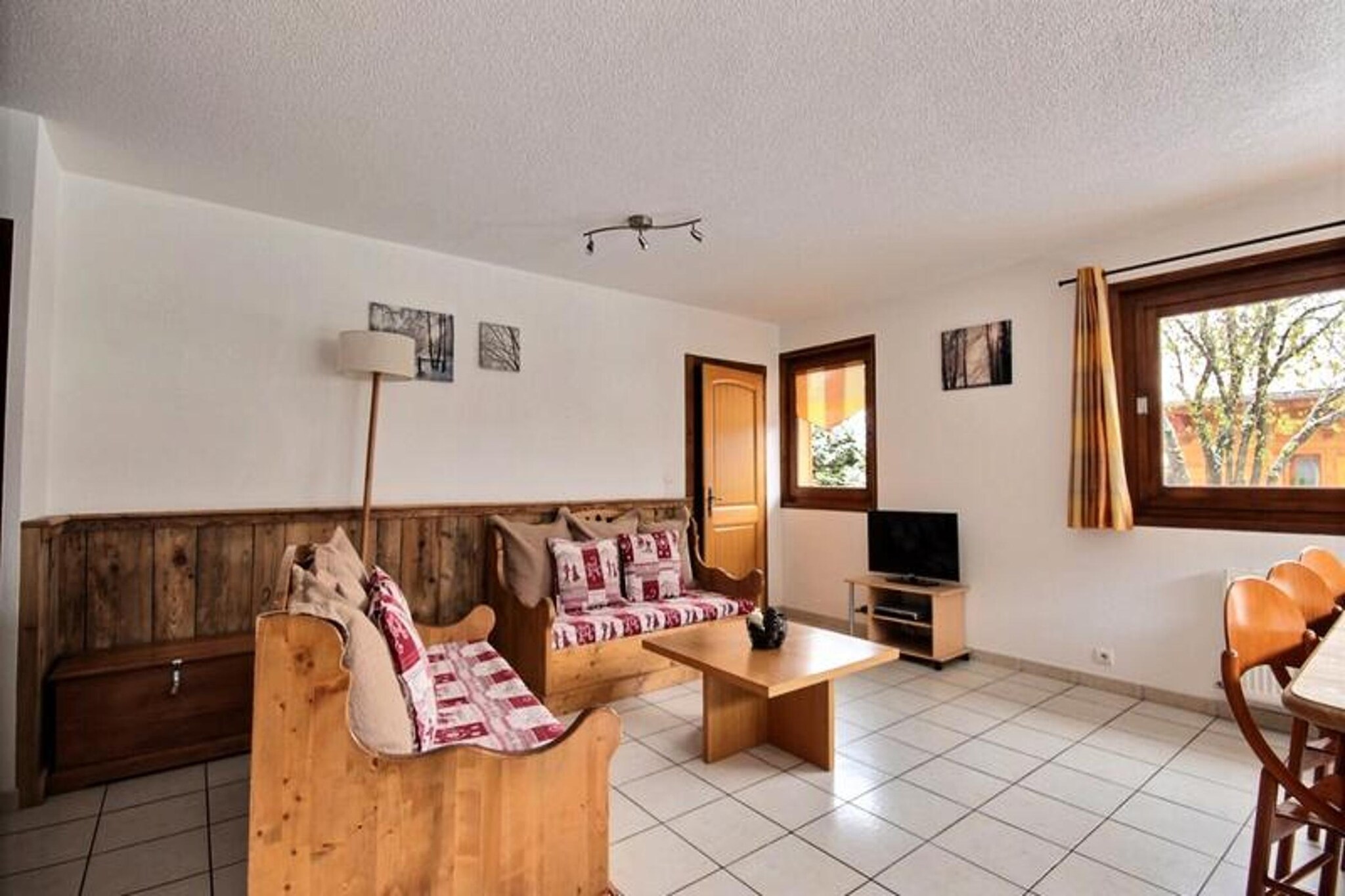 This spacious apartment accommodates up to 8 guests, offering 78m² of comfort across one level. It includes three separate bedrooms, one with a double bed, one with two single beds, and one with bunk beds. Pets are not allowed, and duvets and pillows are provided for all beds. Guests can enjoy convenient amenities such as Wi-Fi, a raclette machine, and ski and bike storage for up to 4 items. A private uncovered parking space is available, ensuring easy access to the apartment.

The apartment is ideally located just 500m from the Super-Morzine and Pleney ski lifts, making it perfect for winter sports enthusiasts. The free shuttle to the ski lifts and resort center passes nearby every 15 minutes. During summer, guests can enjoy the private sunny terrace with garden furniture and a barbecue. The apartment is centrally located, with shops, cafes, and markets only a short walk away, and the beautiful Lac de Montriond is just 7 km away.

The well-equipped kitchen features an oven, microwave, dishwasher, and Dolce Gusto coffee maker, perfect for preparing meals during your stay. The large living room offers a sofa, armchair, TV, and DVD player for entertainment. The apartment includes two bathrooms, one with a bathtub, shower screen, double sinks, and one with a shower, WC, and sink. The heating system is an oil boiler, and guests have access to the courtyard.