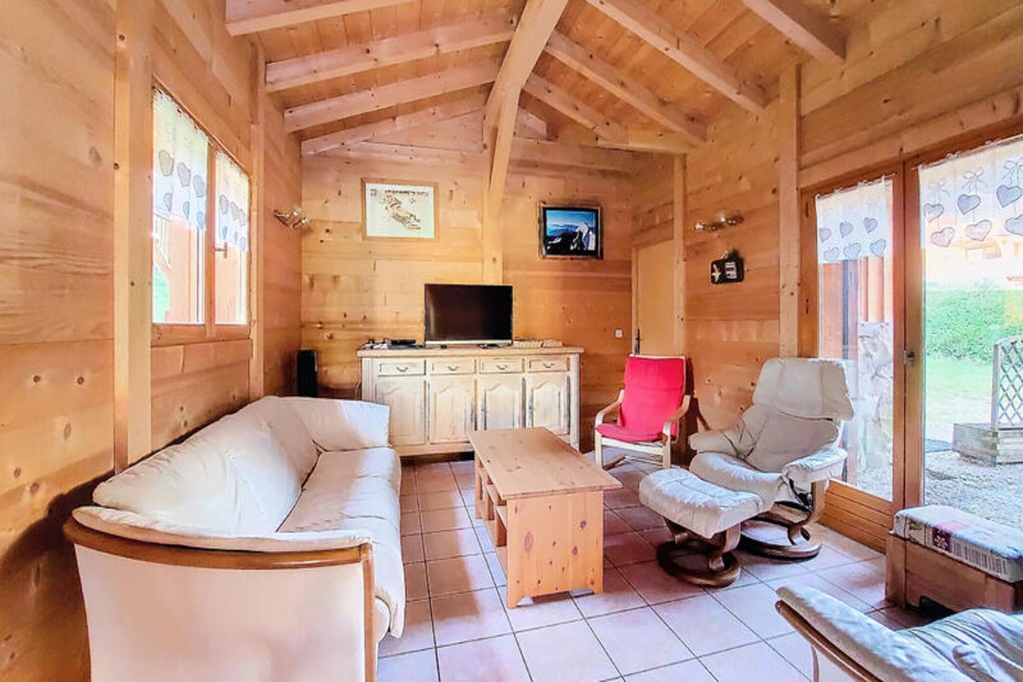 This charming chalet offers spacious accommodation for 8 to 10 guests with four bedrooms, including double and single beds. The property features a comfortable living room with a TV, an office with a convertible sofa bed, and a relaxing area with a sauna and shower shared with another chalet. The property is pet-friendly and includes Wi-Fi, private uncovered parking, and ski/bike storage.

Located 1.7 km from the Avoriaz cable car and 1.6 km from the Super Morzine cable car, the chalet is 100 meters from a free shuttle that provides easy access to the slopes. The center of Morzine, just 1.3 km away, offers a variety of shops, cafes, and restaurants. In summer, guests can enjoy the municipal swimming pool, walk along Chemin des Dérèches, and explore nearby attractions like an animal farm and equestrian center.

The chalet’s kitchen is fully equipped with modern appliances, including a Dolce Gusto coffee maker, dishwasher, and refrigerators. It also includes two bathrooms with showers, sinks, and dryers. Outside, a terrace offers a perfect spot to relax, and there’s a barbecue available for outdoor dining.