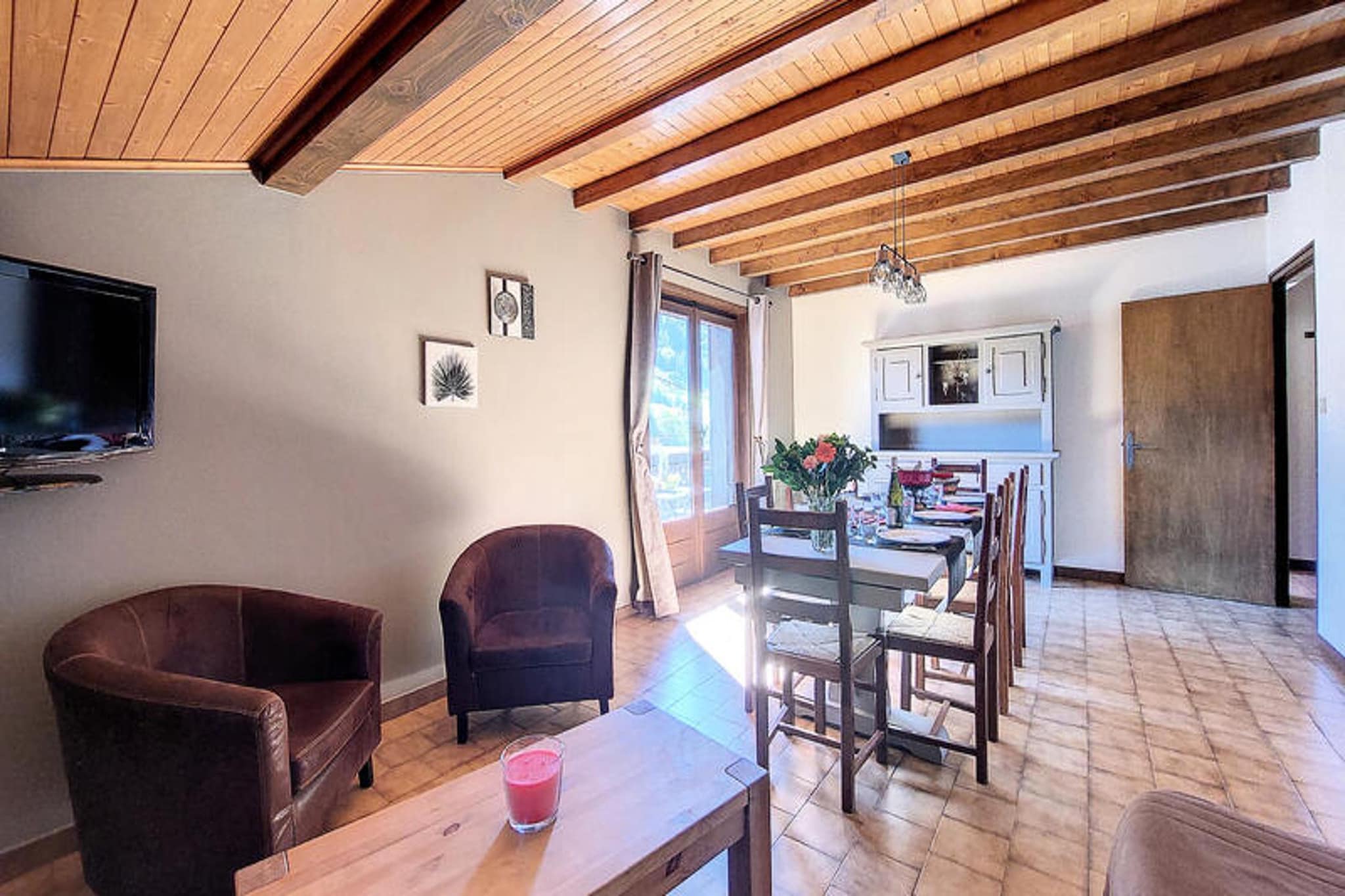 
This charming apartment can accommodate up to 9 guests with its three bedrooms, including a mix of double and single beds. The property is not pet-friendly and includes Wi-Fi, oil heating, and a raclette and fondue machine for an authentic Alpine experience. Sheets are provided, but the beds are not made, and towels are not included. It offers convenient parking with 2-3 spaces in front of the accommodation.

Located just a short distance from the center of Morzine, the apartment provides easy access to local cafes, shops, and restaurants. The apartment offers stunning views of Morzine and Pleney from its west-facing balcony. For skiing enthusiasts, the Pleney slopes are a quick drive away, and the free shuttle service offers convenient access to the lifts.

The apartment features a fully equipped kitchen with a gas and electric stove, oven, microwave, refrigerator with freezer, and all necessary kitchenware. There are two bathrooms, one with a bathtub and shower screen, and a separate toilet on each floor. The spacious living room provides ample space for relaxing with a sofa, TV, and dining table.