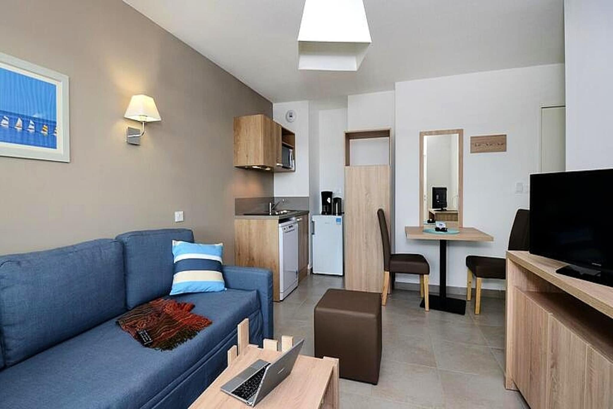 This 2-room apartment, designed to accommodate 4 to 5 people, offers a comfortable living room with 2 beds and an additional single bed. It also features a separate bedroom with 2 beds, providing ample space for guests. The apartment is pet-friendly, with certain conditions, and includes free Wi-Fi access. Bed linen is provided, while towels are available for an extra charge. A television is included for entertainment, and a deposit is required for the stay.
Located just 5 km from the center of Port Barcarès, this apartment boasts direct access to a large beach, perfect for sunbathing and swimming. Guests can enjoy the beautiful 8 km stretch of white sand that lines the coastline, as well as the surrounding resort’s tranquil gardens, pine forests, and scenic hiking and cycling paths. This prime location offers a peaceful environment, ideal for relaxation and outdoor exploration.
The apartment includes a fully equipped kitchen for preparing meals and a shower room with a WC. Guests can also unwind at the heated outdoor swimming pool with a paddling pool, open from mid-April to September, or indulge in the 600m² balneo-spa area. Other amenities include a sauna, parking, and a baby kit available upon request.