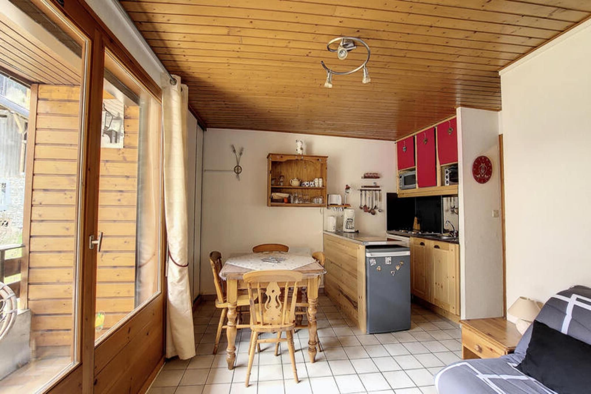 This charming 25m² apartment is perfect for up to 4 guests, offering a cozy retreat at the foot of the slopes in Saint Jean d'Aulps. The apartment features a separate bedroom with a double bed and ample storage, plus a living room with a comfortable sofa bed (120x190). The property is not pet-friendly, making it ideal for guests who prefer a pet-free environment. The apartment also includes electric radiators, ensuring comfort throughout your stay. Duvets and pillows are provided, though sheets and towels are not.
The apartment's prime location places you just steps away from the slopes of the family-friendly Saint Jean d'Aulps ski resort, making it a ski lover's paradise. With shops, cafes, and restaurants within walking distance, you'll have easy access to everything you need. A short walk will take you to the village center, where you can explore local markets and enjoy the cozy mountain atmosphere.
The apartment is equipped with a kitchenette, including an oven, microwave, kettle, toaster, washing machine, and electric hob. The bathroom features a bathtub with a sink, and there is a separate toilet. The west-facing balcony, complete with garden furniture, offers a perfect spot to unwind and enjoy the mountain views. Guests also have access to a ski box and a numbered parking space for added convenience.