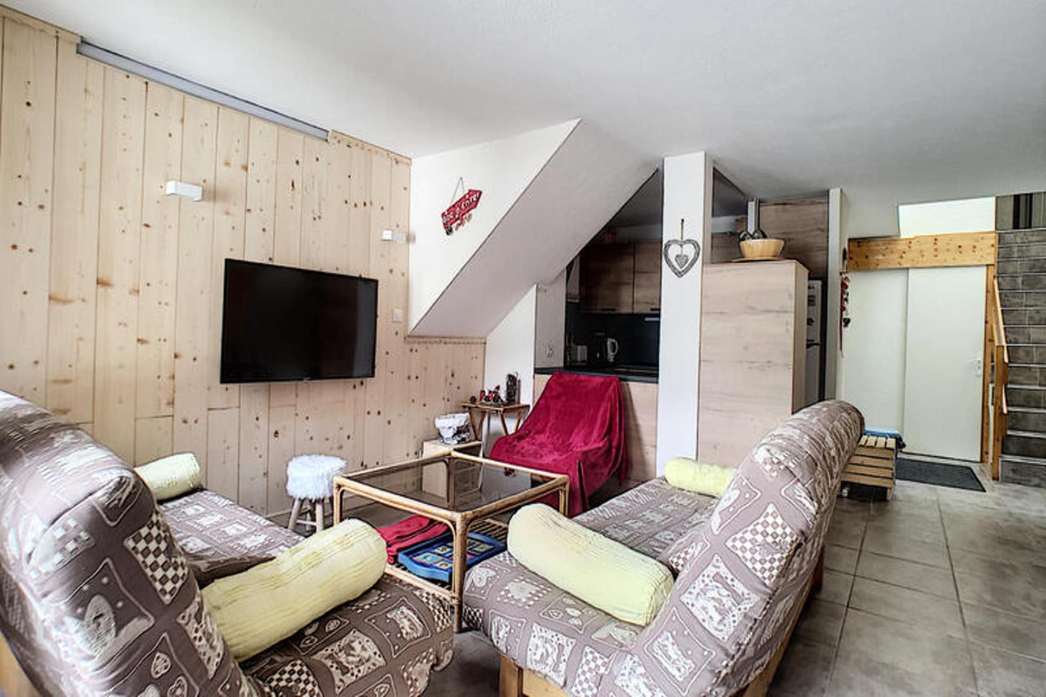 This spacious 80m² duplex apartment comfortably accommodates up to 9 guests, offering a well-appointed living space. It features four bedrooms, including a mountain corner with a single bed, a double bedroom with a single bed, and two additional bedrooms with single beds and bunk beds. The living area includes a sofa, sofa bed, TV, and a DVD player. Pets are not allowed, and while bed linens and towels are not provided, duvets and pillows are available for all beds. The apartment also includes Wi-Fi, making it a convenient and comfortable choice for families or groups.

Located in the heart of Saint Jean d'Aulps, the apartment is within walking distance to shops, cafes, and restaurants, making it ideal for a car-free stay. Guests will appreciate the easy access to the ski lifts, just a short walk away. In the summer, the area offers hiking opportunities, while winter brings skiing and snowboarding in the nearby Portes du Soleil ski area. The surrounding resort provides all the amenities for a memorable vacation, including a ski school, sports store, and vibrant après-ski scene.

The apartment features a fully equipped open kitchen with a dishwasher, oven, fridge, induction hob, and all essential appliances. For added convenience, the property includes a bathroom with a bathtub, towel dryer, washing machine, and dryer. There is also a separate toilet and a south-east facing balcony. Additional amenities include a raclette machine, fondue maker, and collective parking. The apartment is located on the third floor, accessible by stairs.



