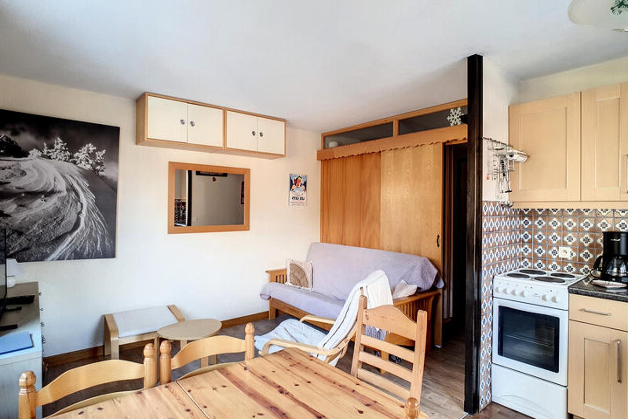This charming studio is designed to comfortably accommodate up to four guests. It features a mountain corner with a bunk bed (90x190 cm), a spacious living area with a sofa bed (160x200 cm), and ample storage space. The studio is located on the first floor of a well-maintained residence and offers a bright, welcoming atmosphere, thanks to its corner position. The apartment is not pet-friendly, ensuring a quiet, allergy-free environment for guests. Additional amenities include WIFI, a TV with DVD player, and a raclette machine for up to 8 people, perfect for cozy evenings in.

Located in the heart of the Saint Jean d'Aulps resort, this studio offers easy access to local attractions, cafes, and shops, all within walking distance. The ski lifts, ski school, and daycare are just a short stroll away, making it ideal for those looking to enjoy winter sports or explore the surrounding mountains. Guests will appreciate the proximity to markets, allowing for convenient shopping during their stay.

The studio features a well-equipped kitchen with a gas stove, oven, fridge, and essential small appliances like a coffee maker, toaster, and blender. The bathroom includes a bathtub, sink, and toilet, providing all the necessary amenities for a comfortable stay. A North-East facing balcony offers lovely views of the surrounding valley, mountains, and ski slopes, creating a perfect spot to unwind after a day of adventure.



