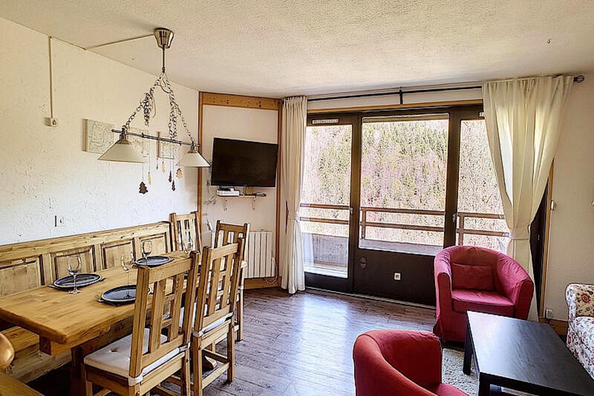 This spacious apartment comfortably accommodates up to six guests with two bedrooms and a mezzanine. The first bedroom features two single twin beds (80x200 cm), while the second bedroom has two sets of bunk beds (90x200 cm). The mezzanine provides a double bed (140x200 cm), all with Velux windows offering mountain views. The apartment is not pet-friendly and provides WIFI access for your convenience. With a ski room and a raclette machine for up to 8 people, it’s perfect for those seeking a cozy and functional space after a day of outdoor adventures.

Ideally situated in the heart of Saint Jean d'Aulps, the apartment is just a short walk from the ski lifts, ski school, and shops, making it a great location for winter sports enthusiasts. You’ll also find cafes and markets nearby, offering a selection of local delicacies and essential supplies for a perfect getaway. The Portes du Soleil ski area is easily accessible, and you can enjoy stunning mountain views from your balcony.

The apartment features a fully equipped kitchen, including a dishwasher, oven, microwave, and washing machine, allowing for a comfortable and self-sufficient stay. The bathroom has a bathtub and sink, while the separate toilet ensures added convenience. A lovely balcony with mountain views offers a perfect spot to relax after a busy day. With ample amenities, this apartment provides a cozy and functional retreat for your mountain escape.